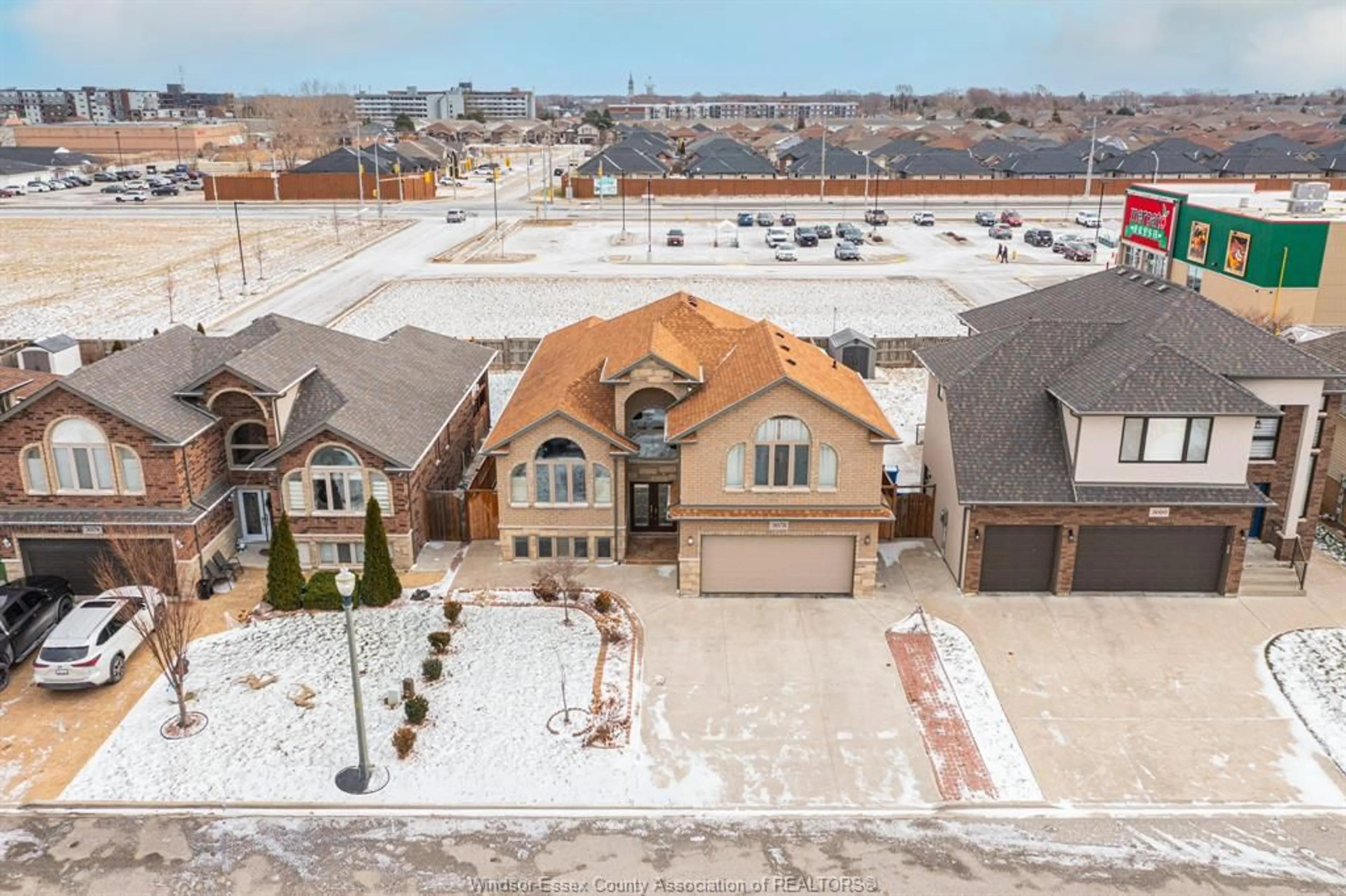 A pic from outside/outdoor area/front of a property/back of a property/a pic from drone, street for 3078 TROUP Cres, Windsor Ontario N8R 0A5