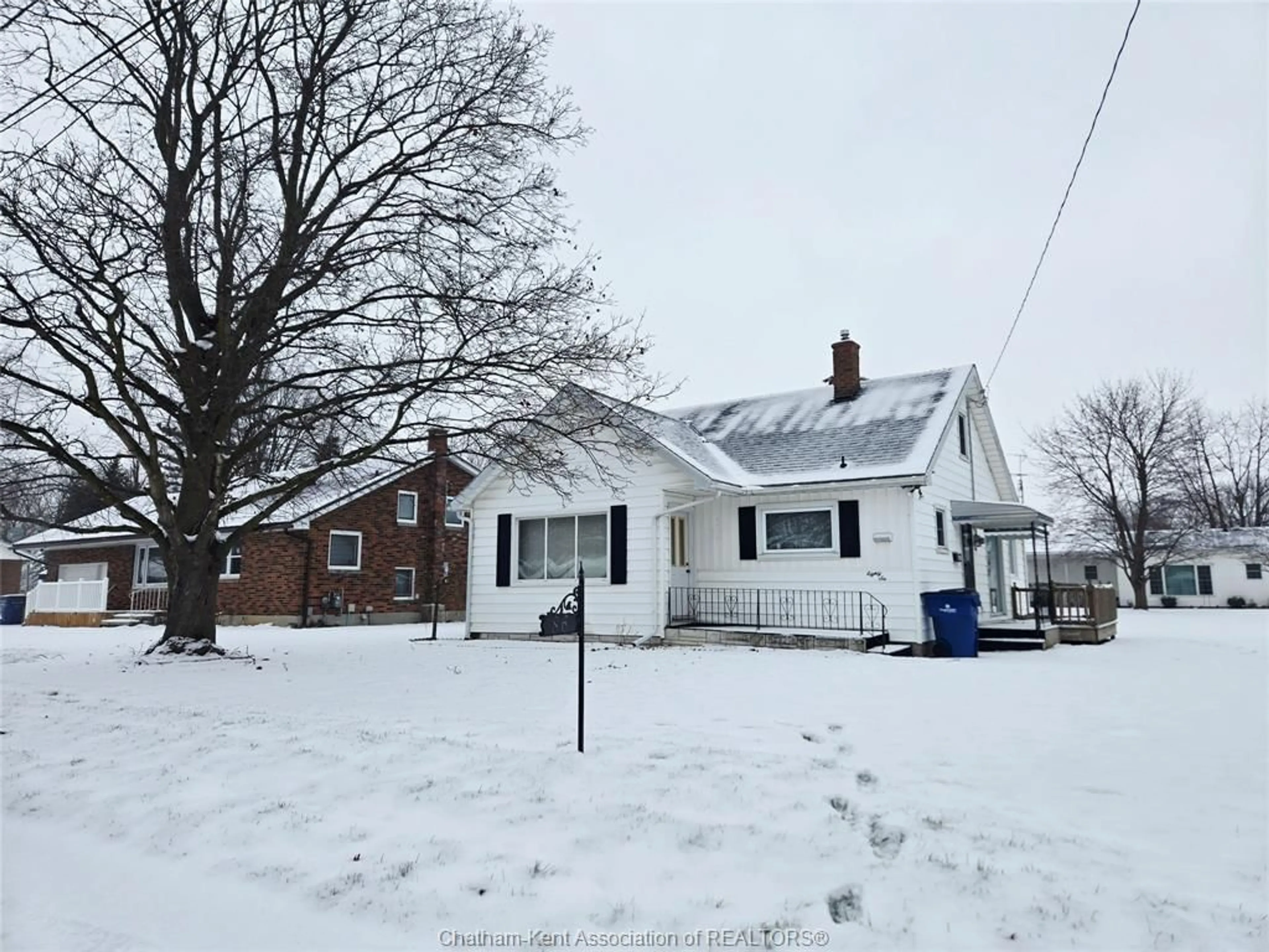 A pic from outside/outdoor area/front of a property/back of a property/a pic from drone, street for 86 Lamila St, Thamesville Ontario N0P 2K0