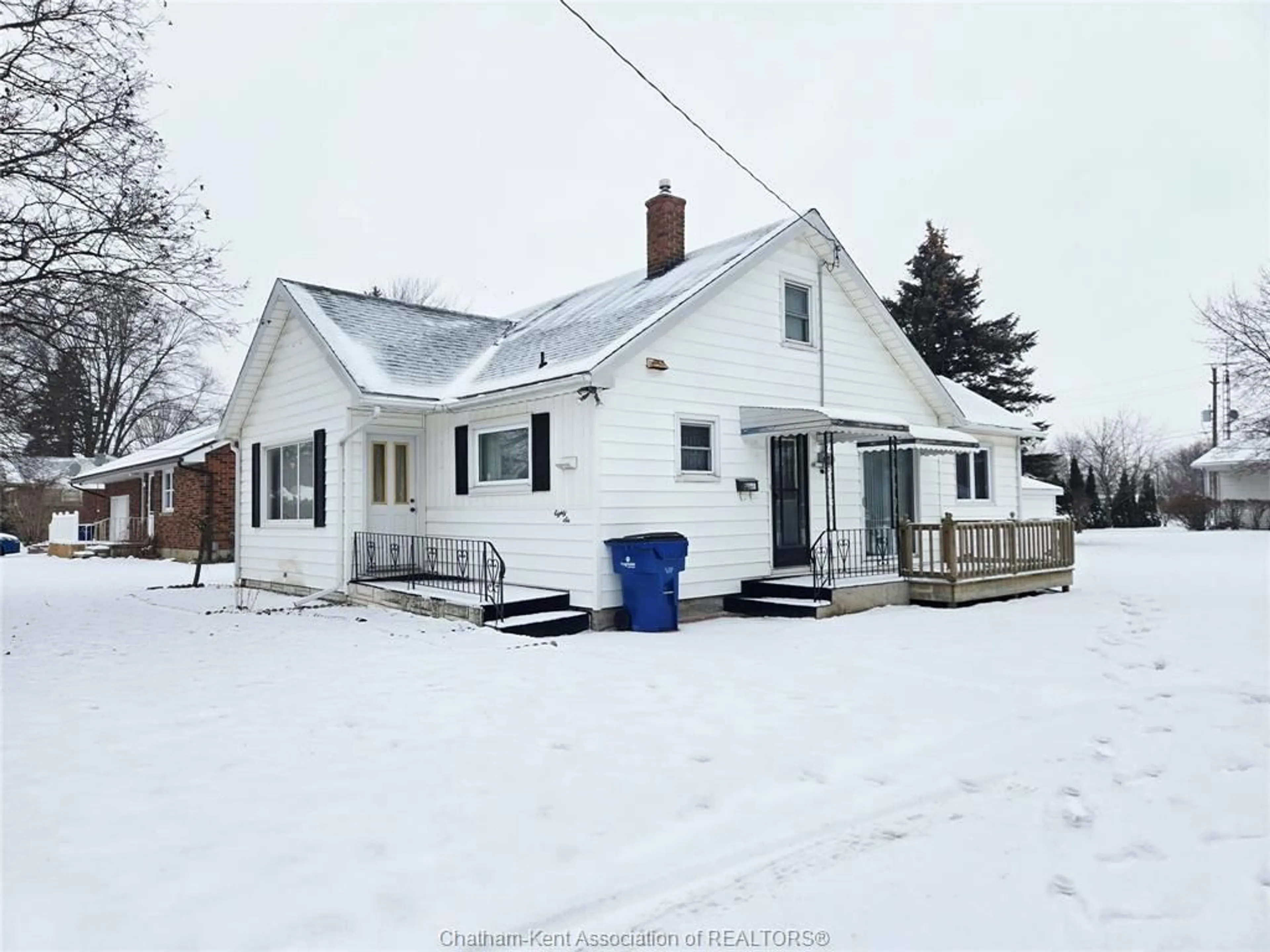 A pic from outside/outdoor area/front of a property/back of a property/a pic from drone, street for 86 Lamila St, Thamesville Ontario N0P 2K0