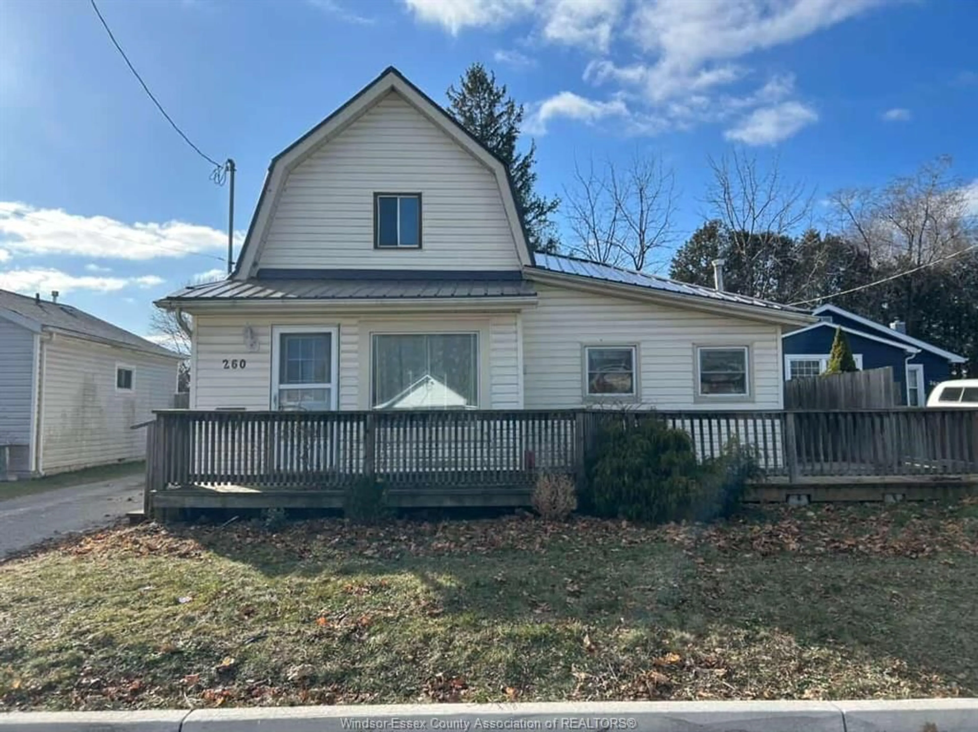 Home with vinyl exterior material, street for 260 WOODS St, Chatham Ontario N7L 3R5