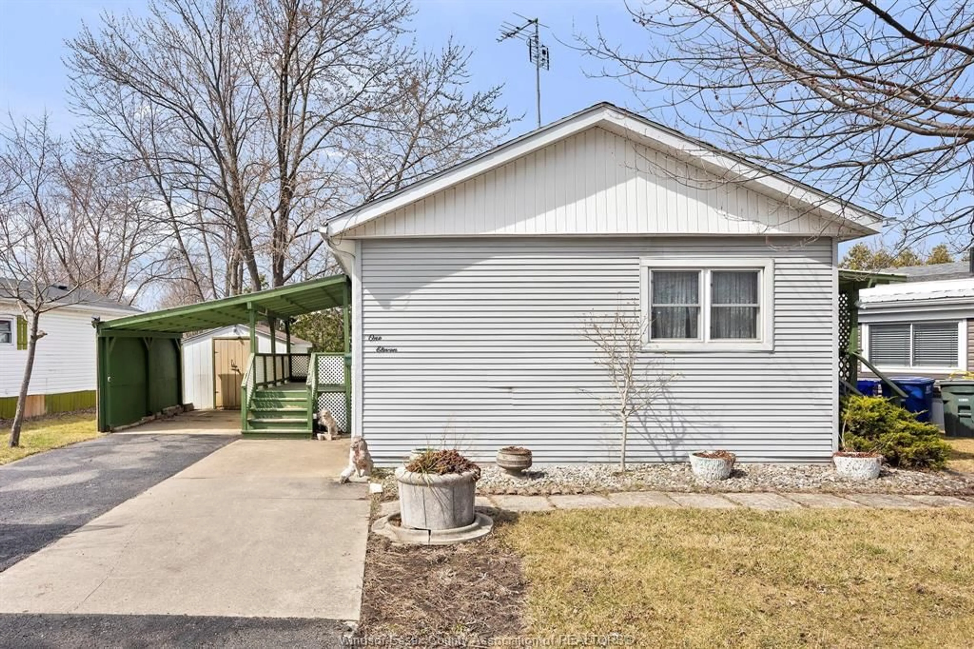 Unknown for 111 DANA Dr, Essex Ontario N8M 2A1