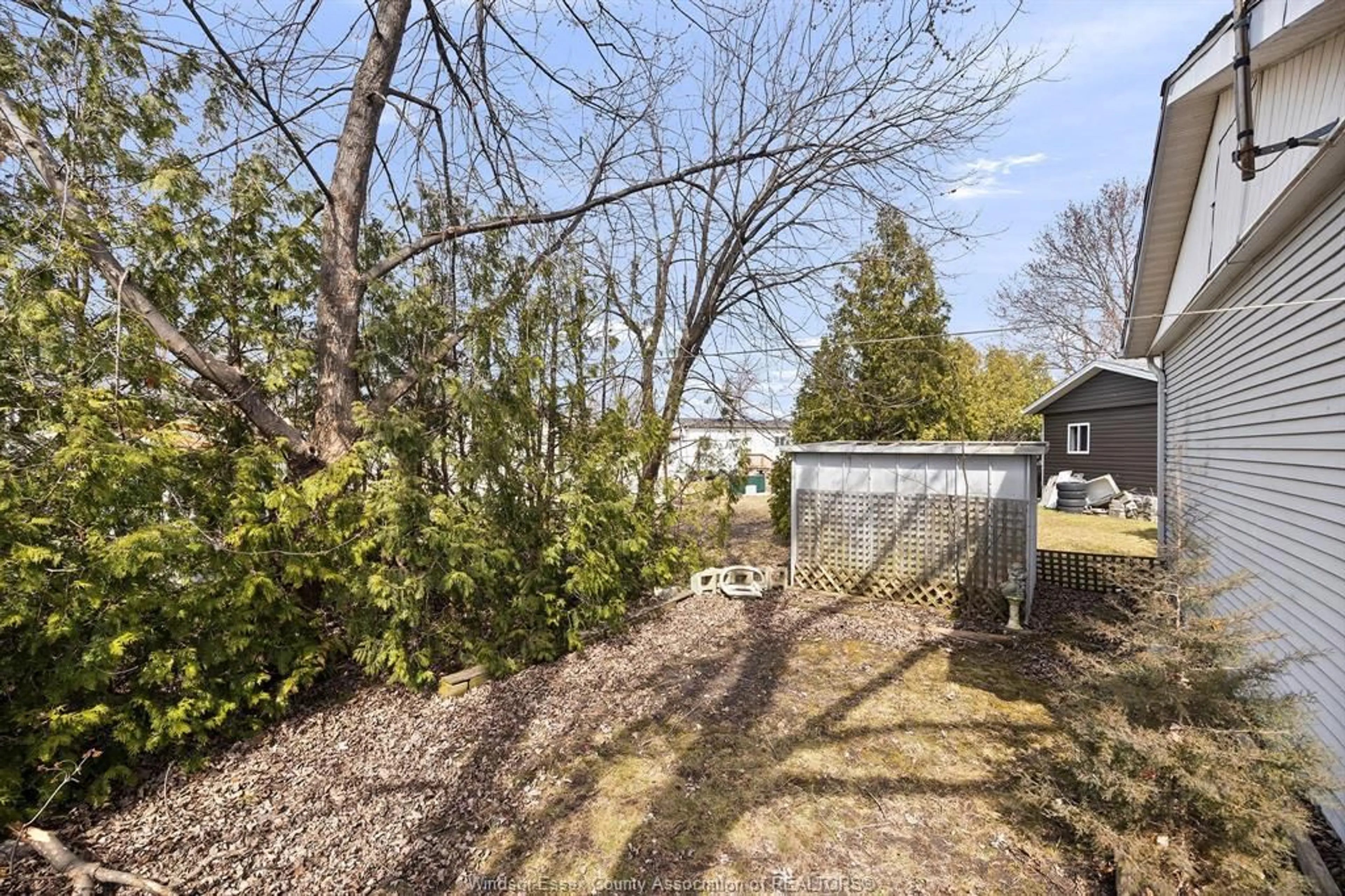 Unknown for 111 DANA Dr, Essex Ontario N8M 2A1