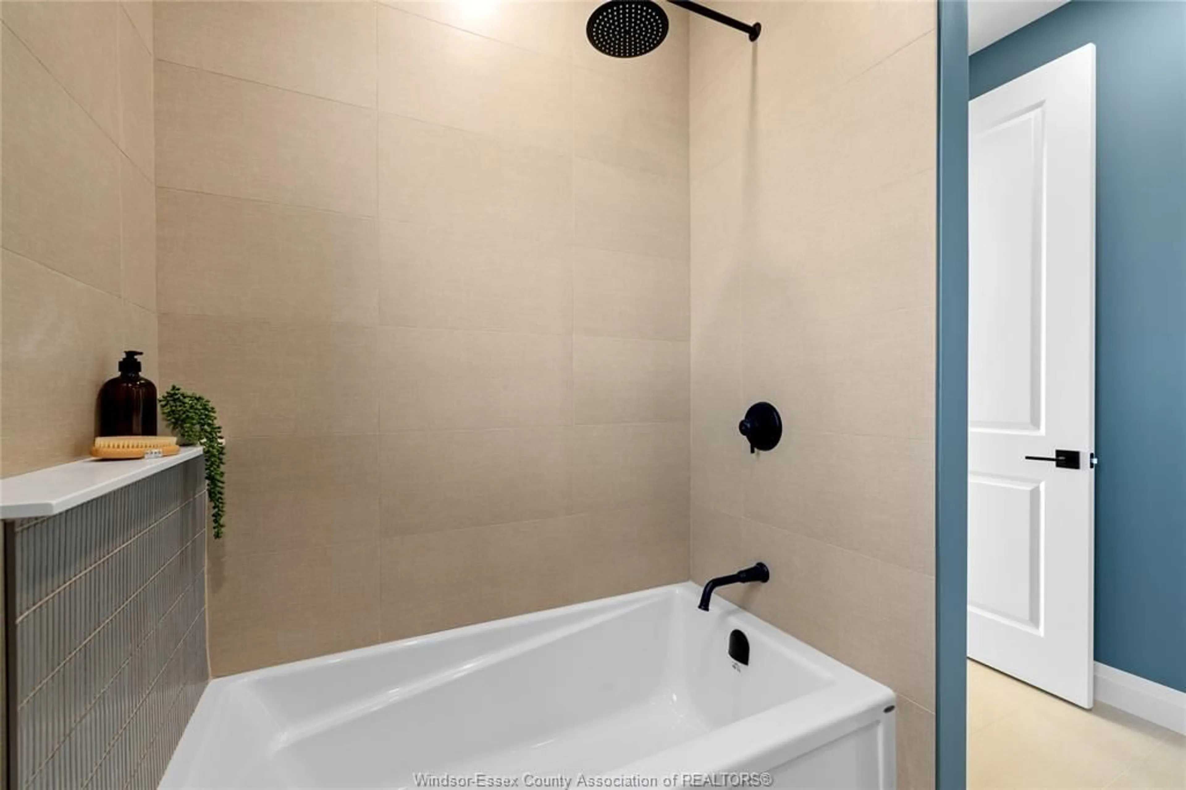 Standard bathroom, ceramic/tile floor for 167 WHELAN Ave, Amherstburg Ontario N9V 0A9