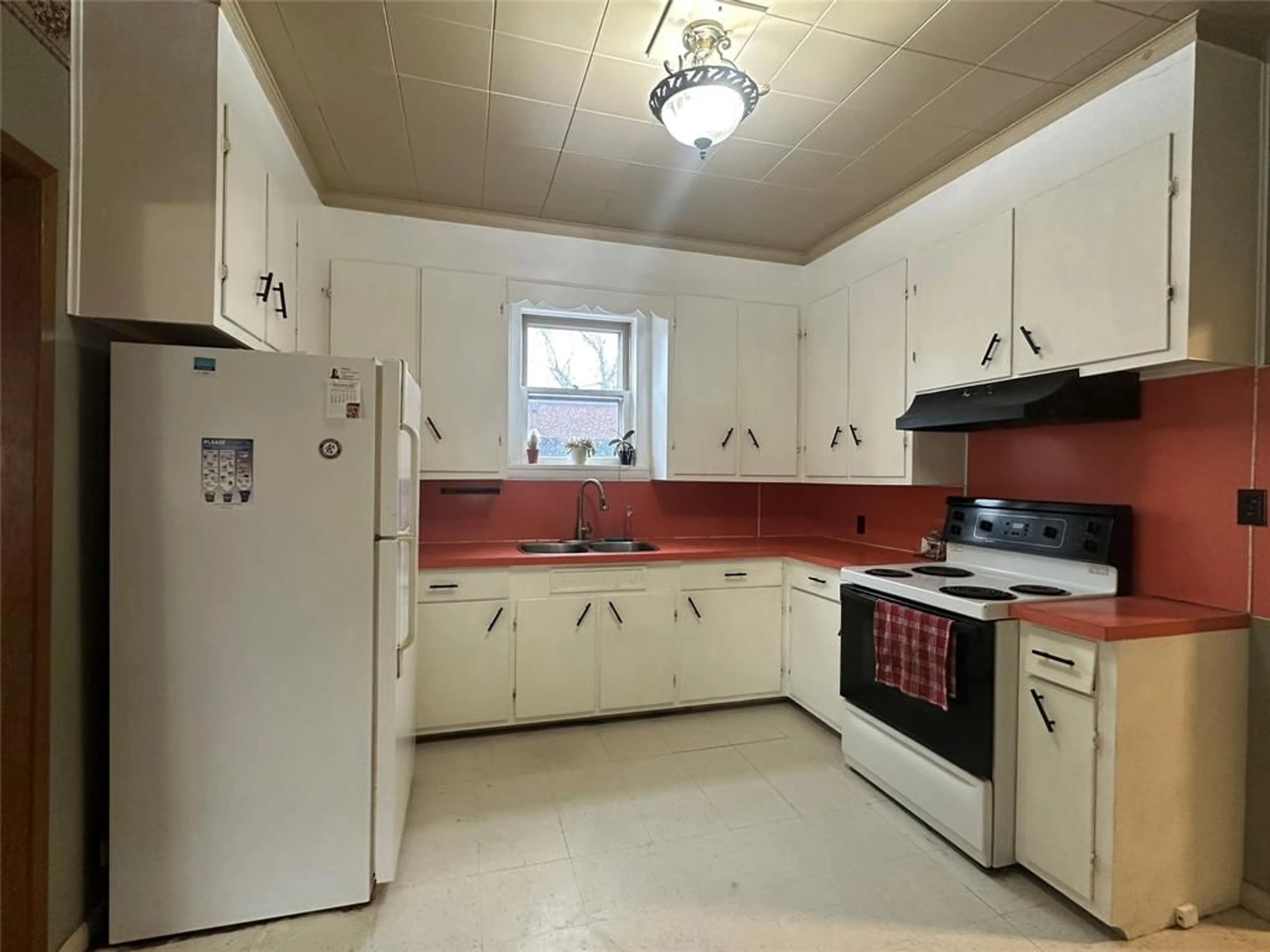 Standard kitchen, unknown for 305 ST CLAIR St, Chatham Ontario N7L 3J8