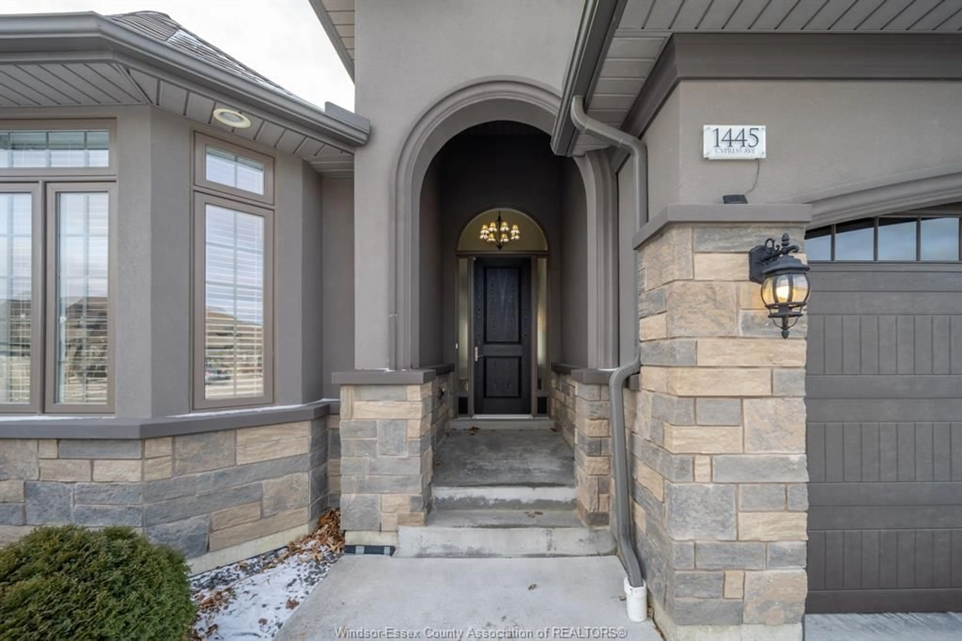Indoor entryway for 1445 CYPRESS, Windsor Ontario N8P 1Y4