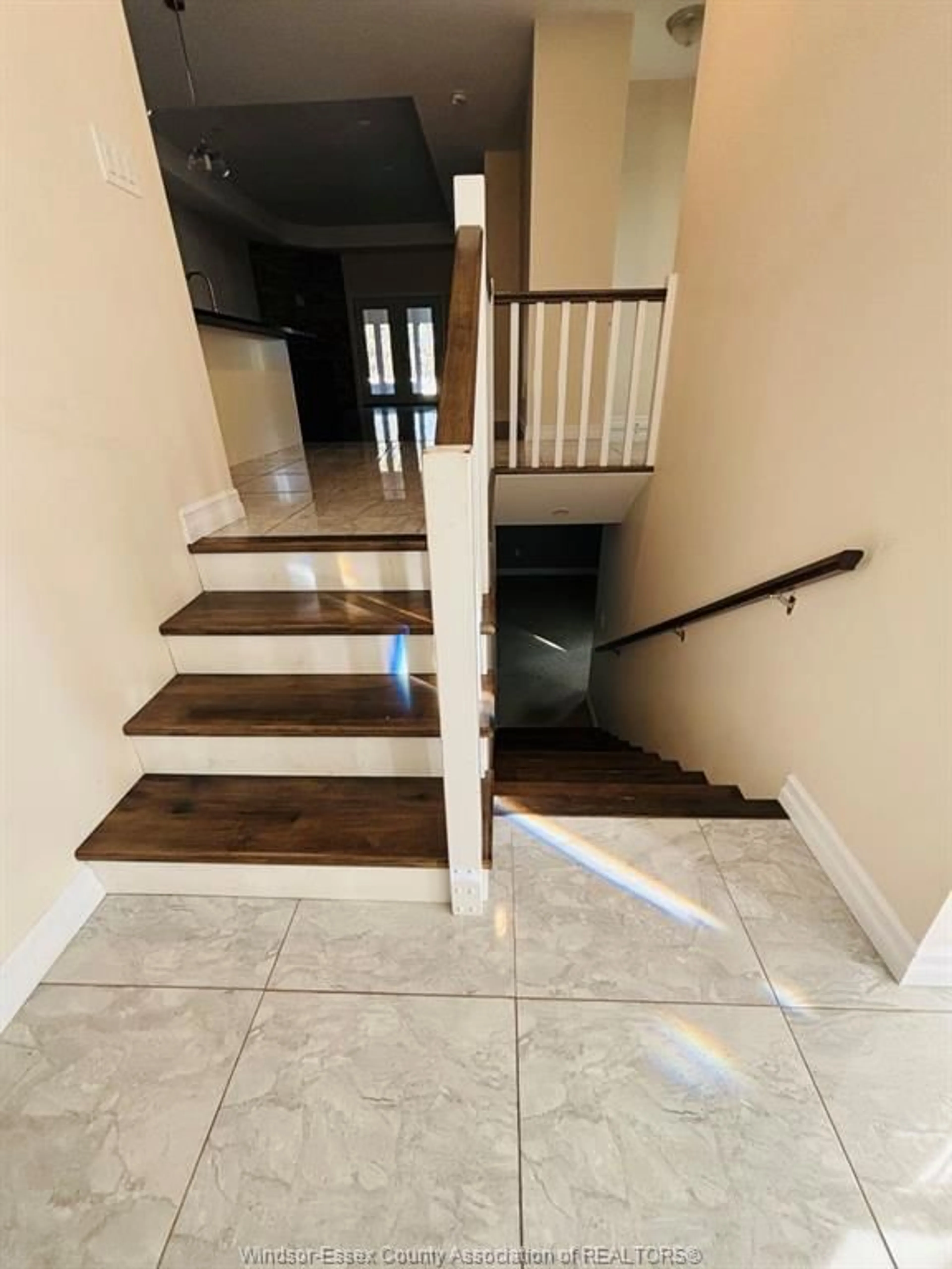 Stairs for 21 BABKIRK Lane, Leamington Ontario N8H 0A1