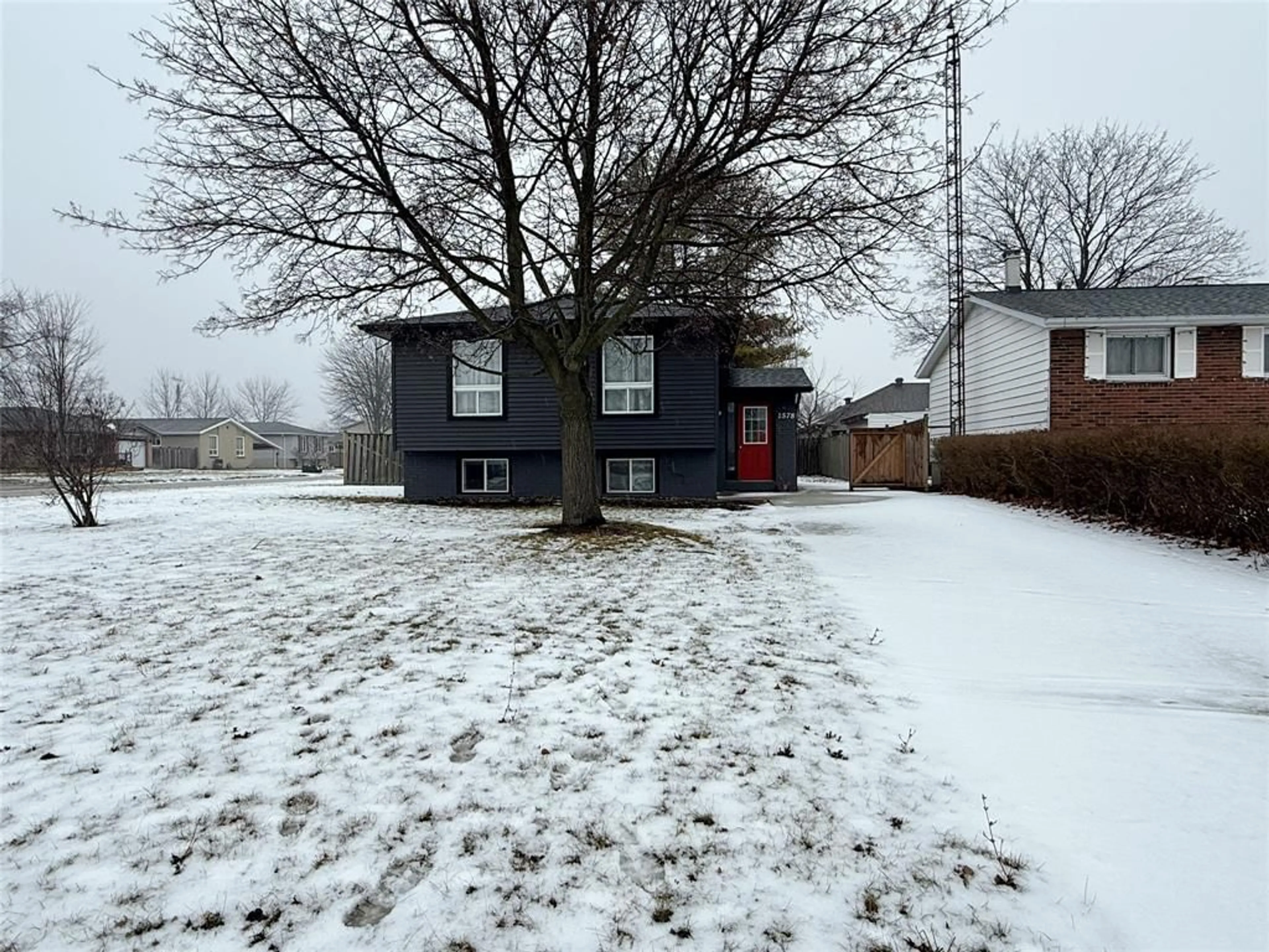 A pic from outside/outdoor area/front of a property/back of a property/a pic from drone, street for 1578 COUNCILLORS St, St Clair Ontario N0N 1H0
