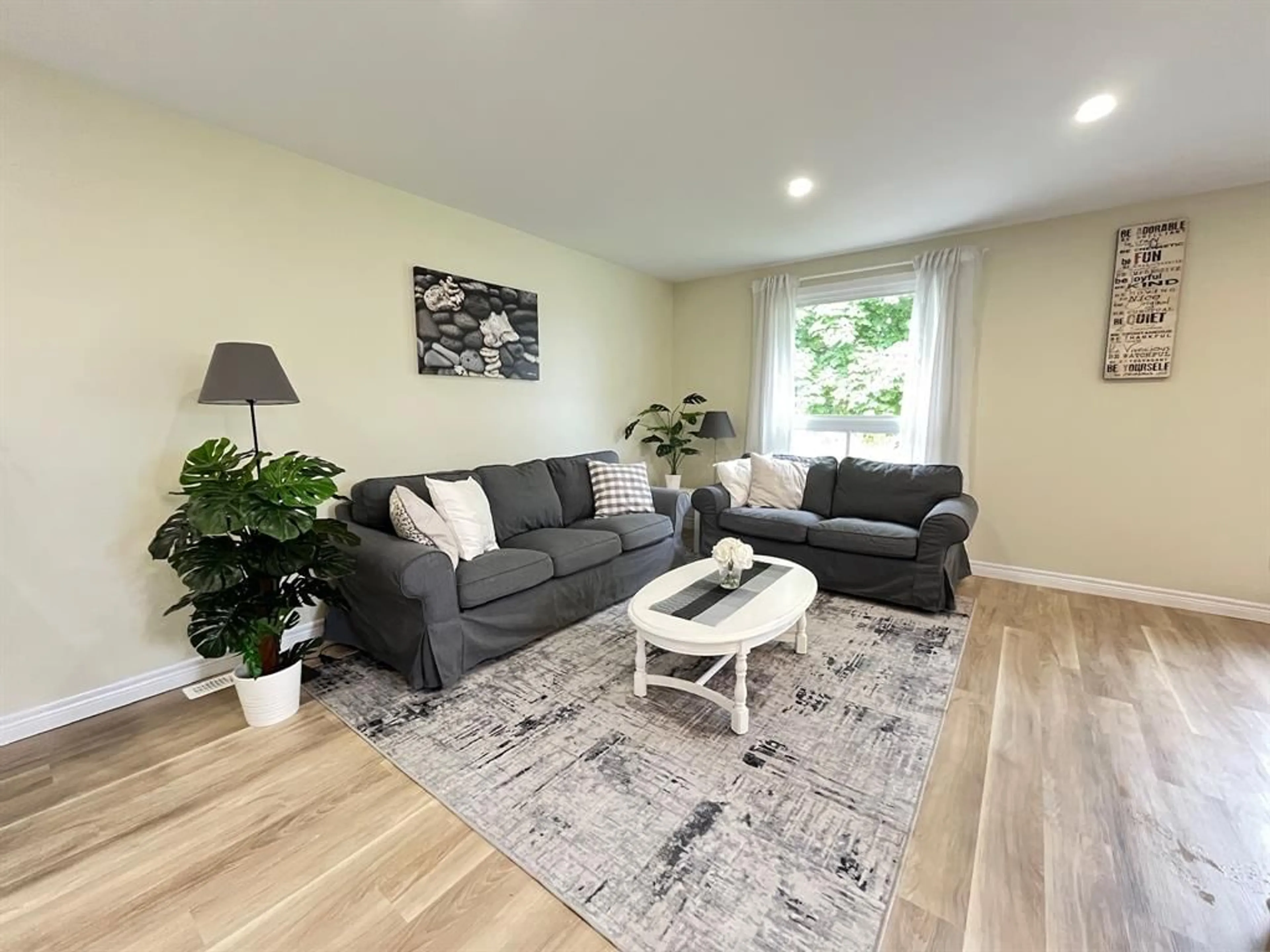 Living room with furniture, wood/laminate floor for 1578 COUNCILLORS St, St Clair Ontario N0N 1H0