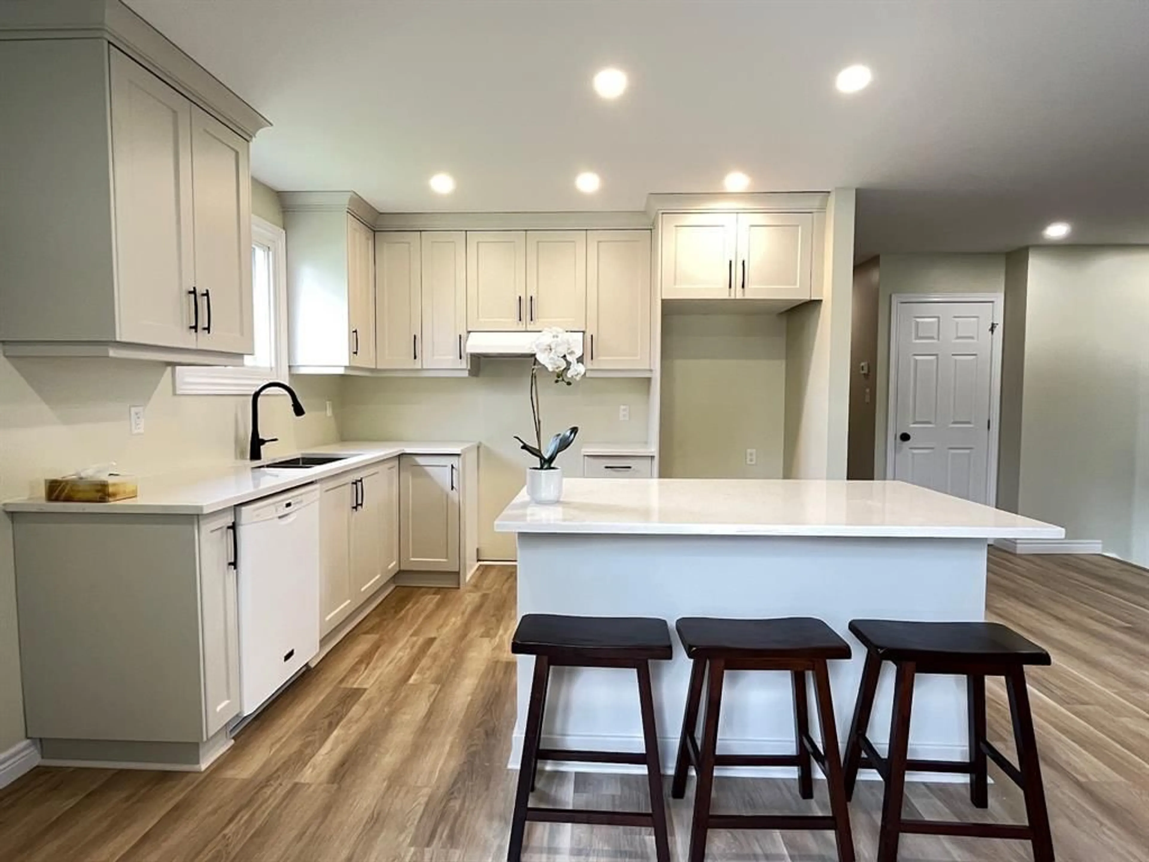 Open concept kitchen, unknown for 1578 COUNCILLORS St, St Clair Ontario N0N 1H0