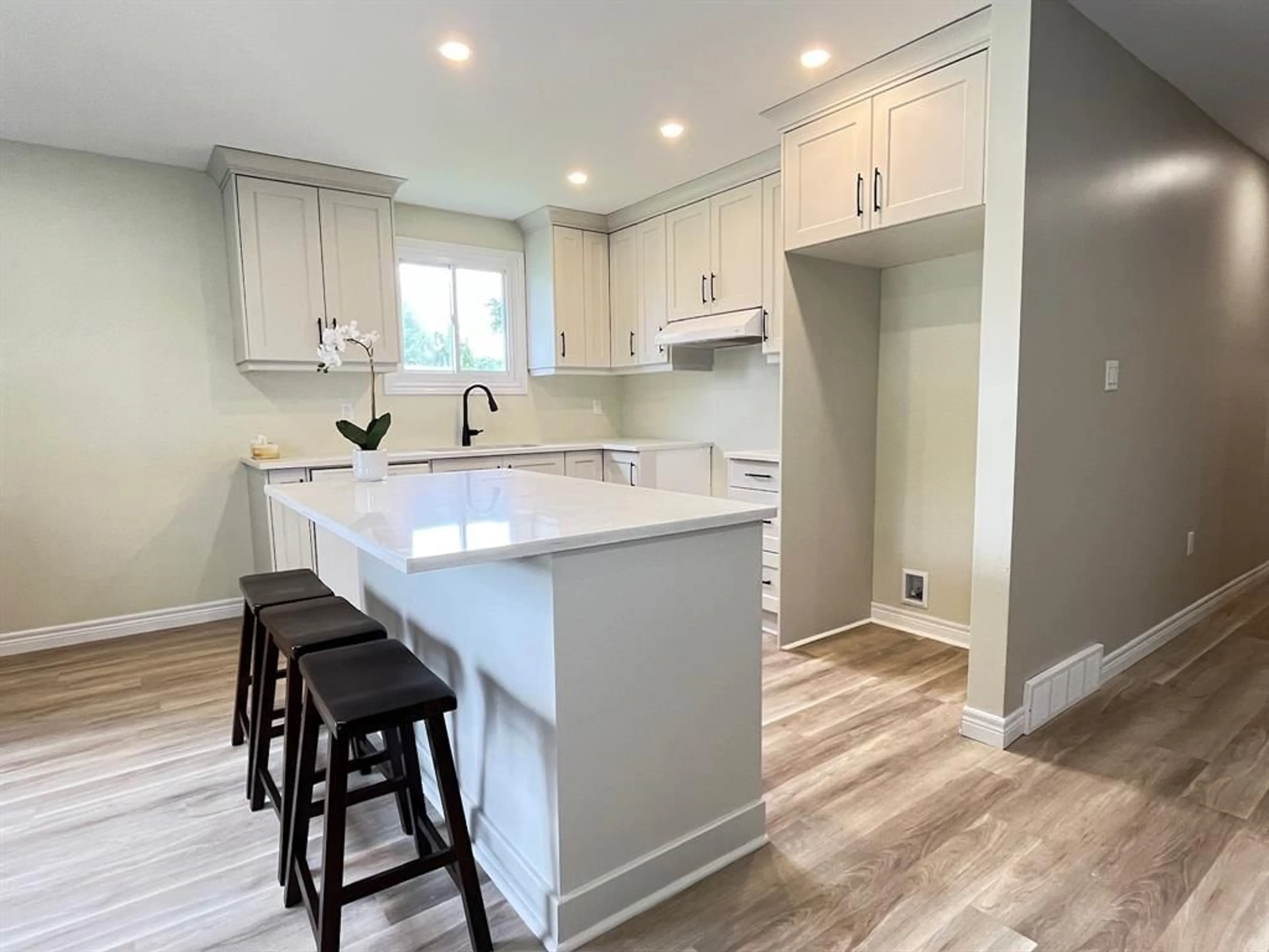 Open concept kitchen, unknown for 1578 COUNCILLORS St, St Clair Ontario N0N 1H0