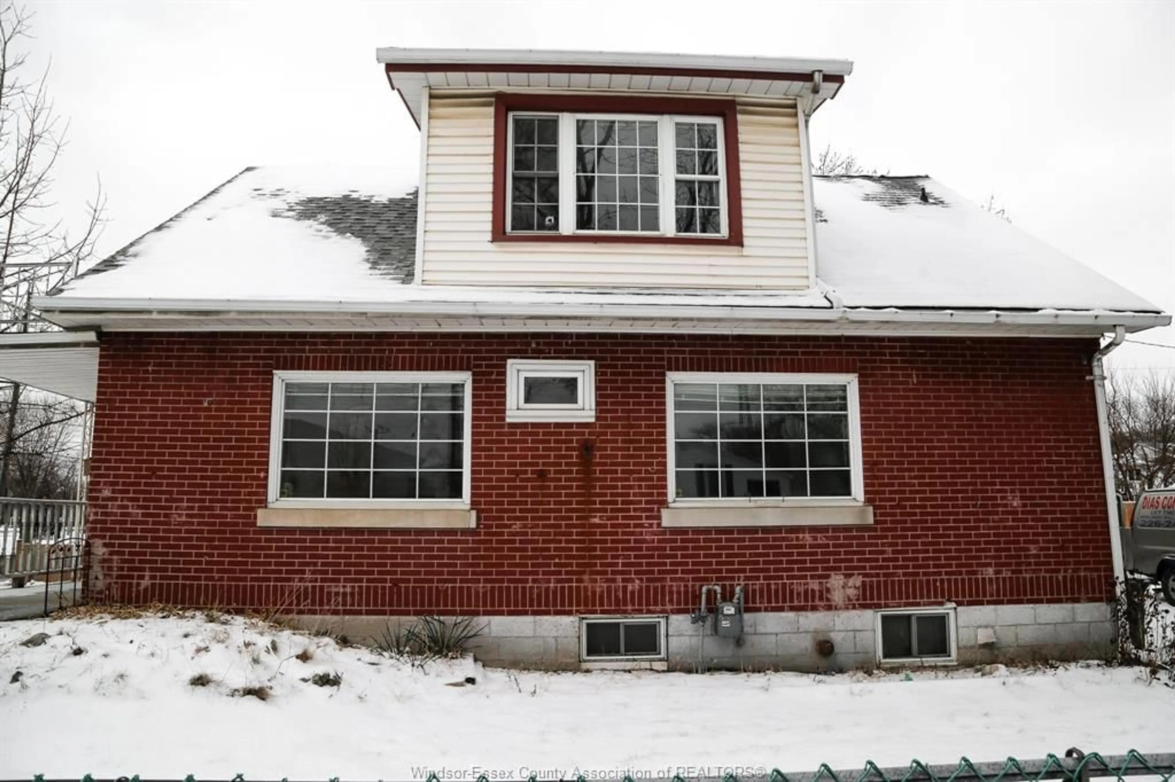 Home with brick exterior material, building for 680 PRINCE, Windsor Ontario N9C 2Z1