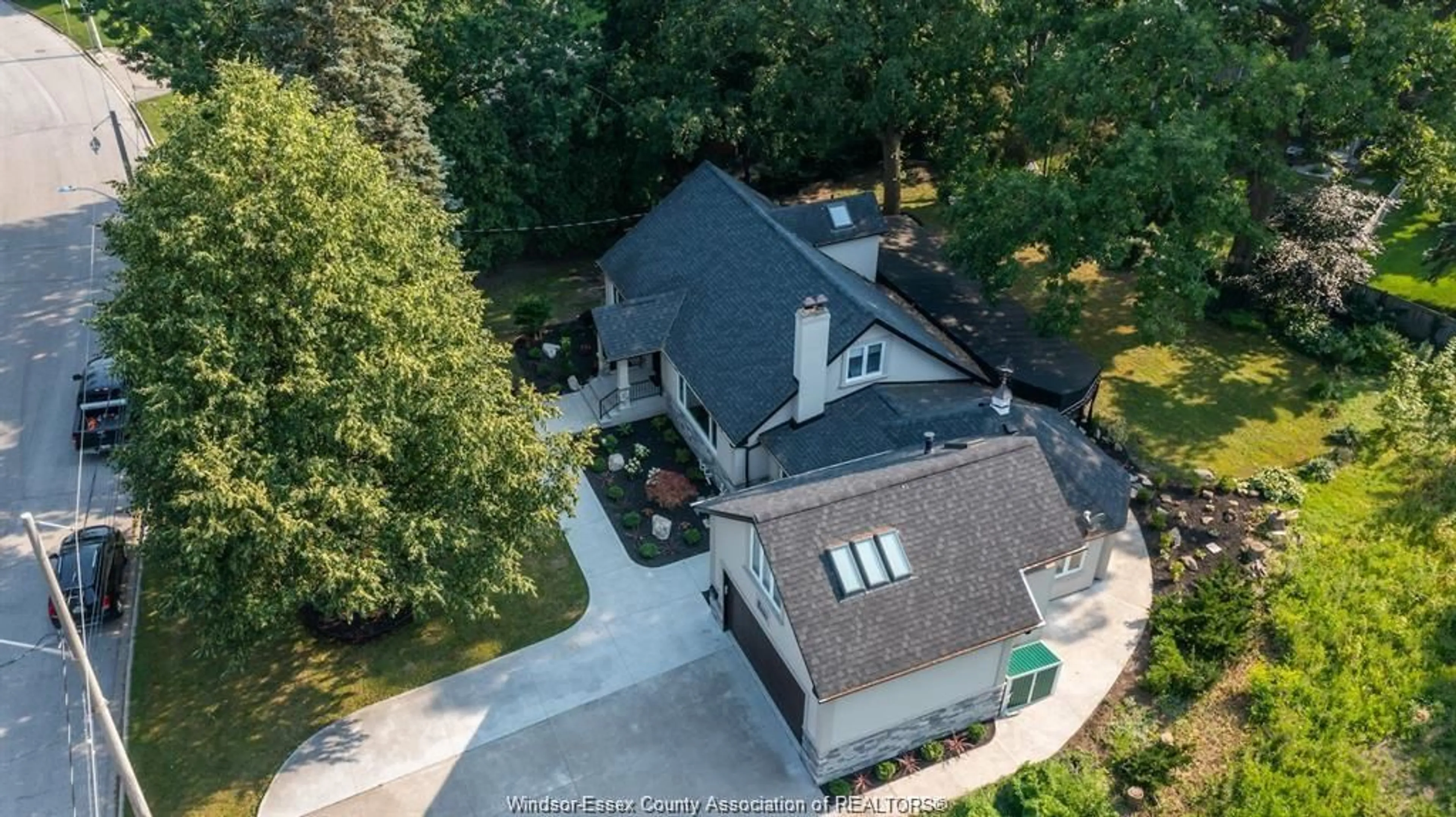 A pic from outside/outdoor area/front of a property/back of a property/a pic from drone, unknown for 4251 ROSELAND Dr, Windsor Ontario N9G 2A1