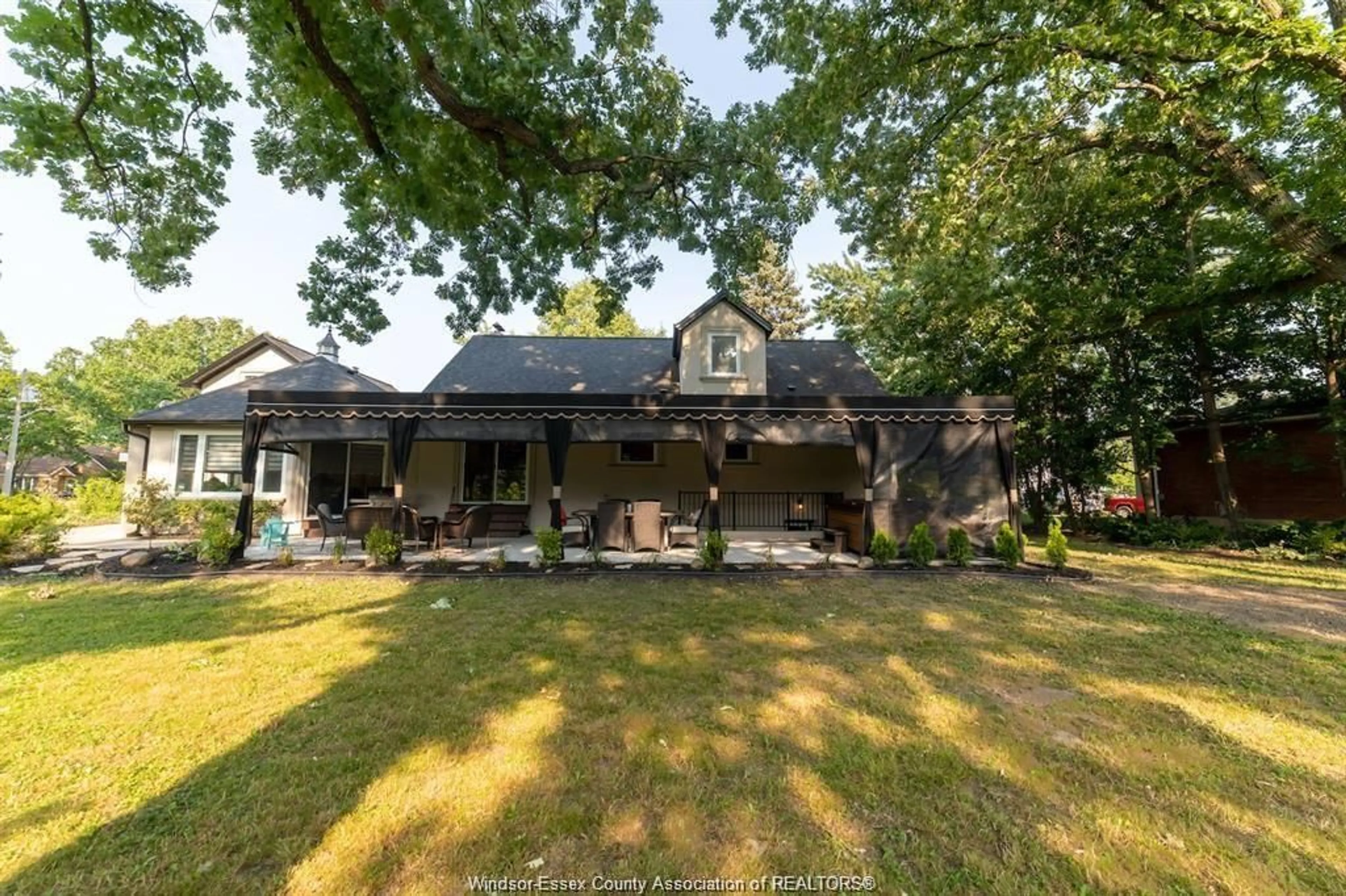 A pic from outside/outdoor area/front of a property/back of a property/a pic from drone, unknown for 4251 ROSELAND Dr, Windsor Ontario N9G 2A1