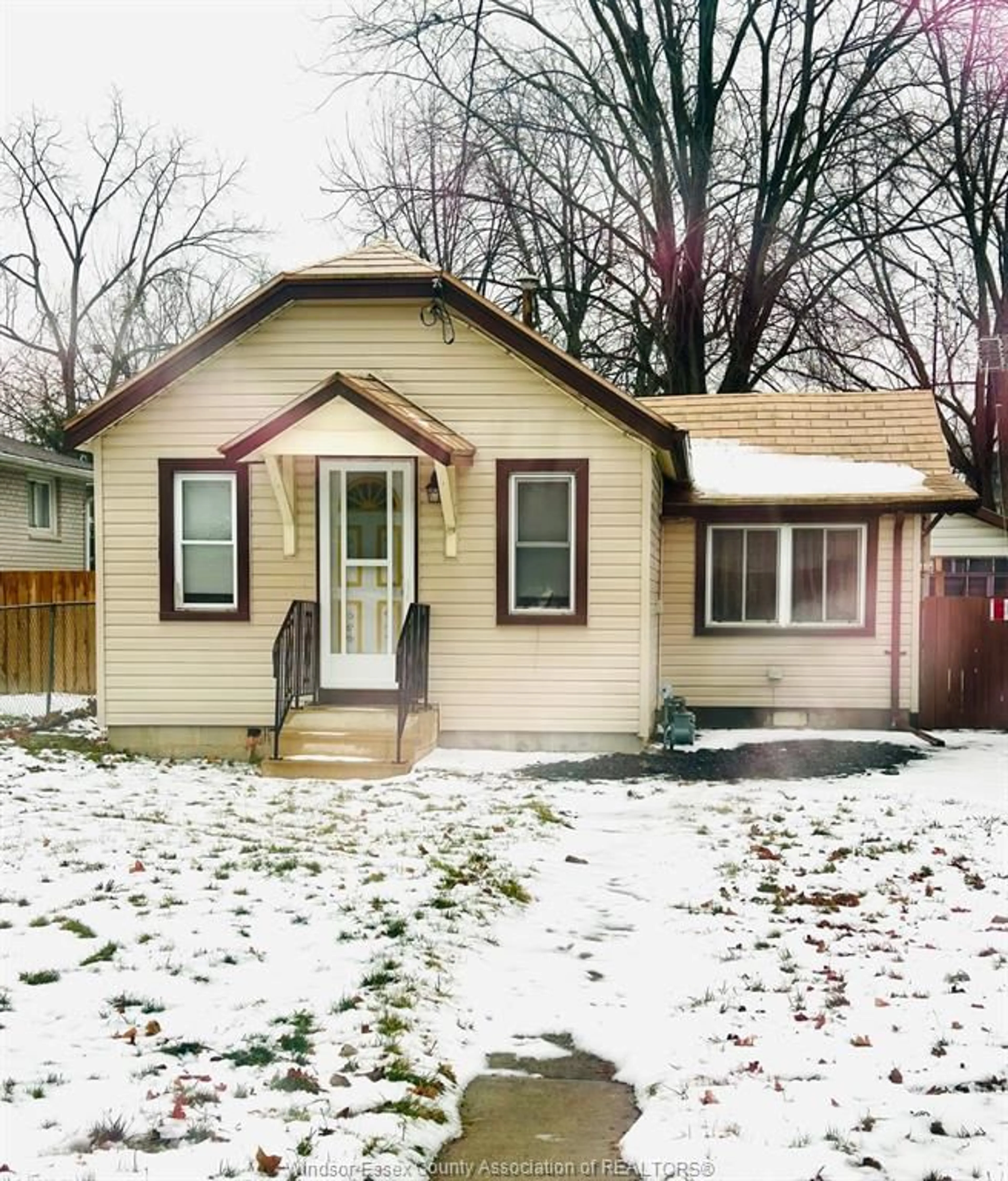 Home with vinyl exterior material, street for 260 Forest St., Chatham Ontario N7L 2A9