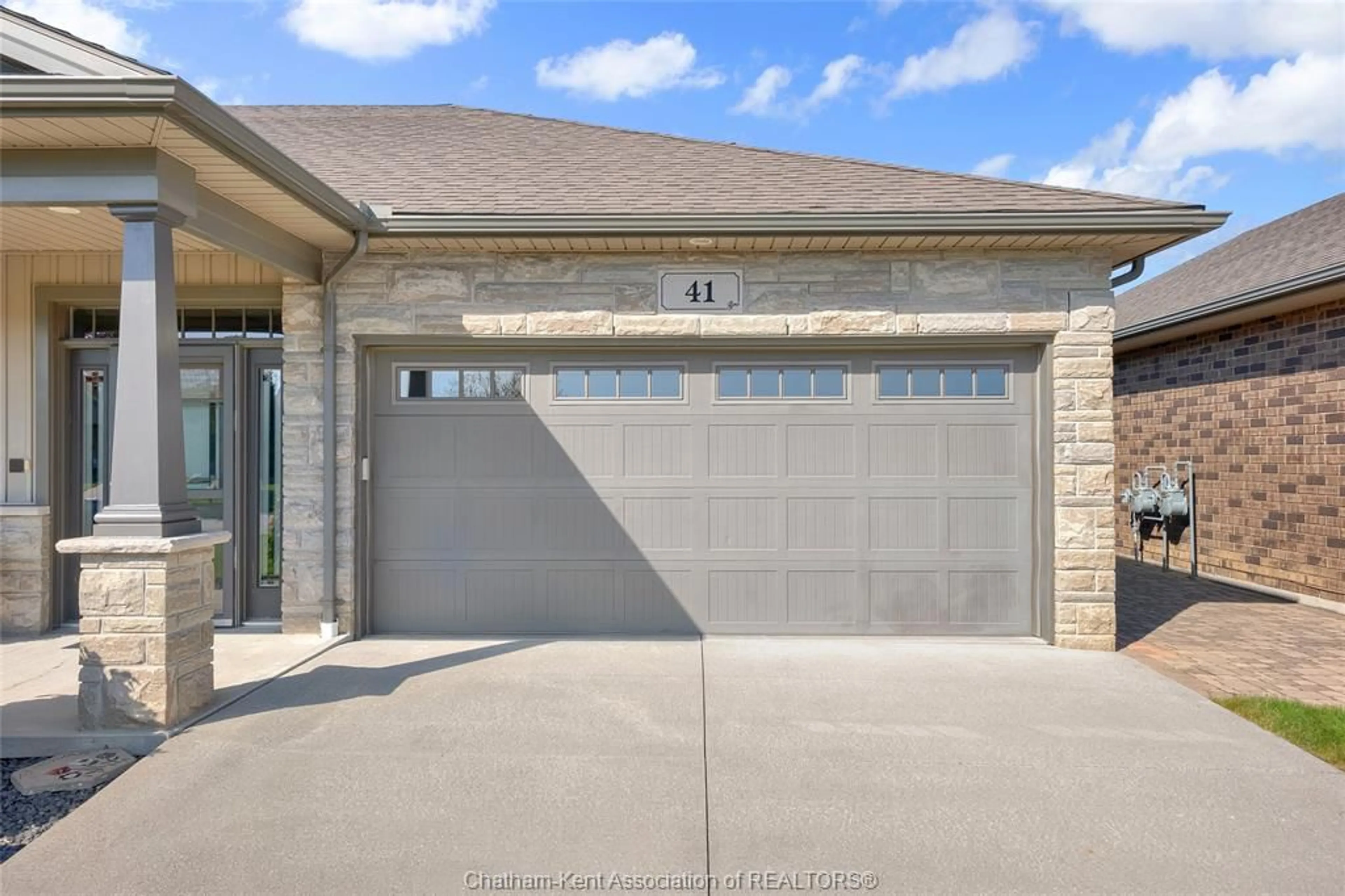 Indoor garage for 41 Veranda Crt, Chatham Ontario N7L 0B4