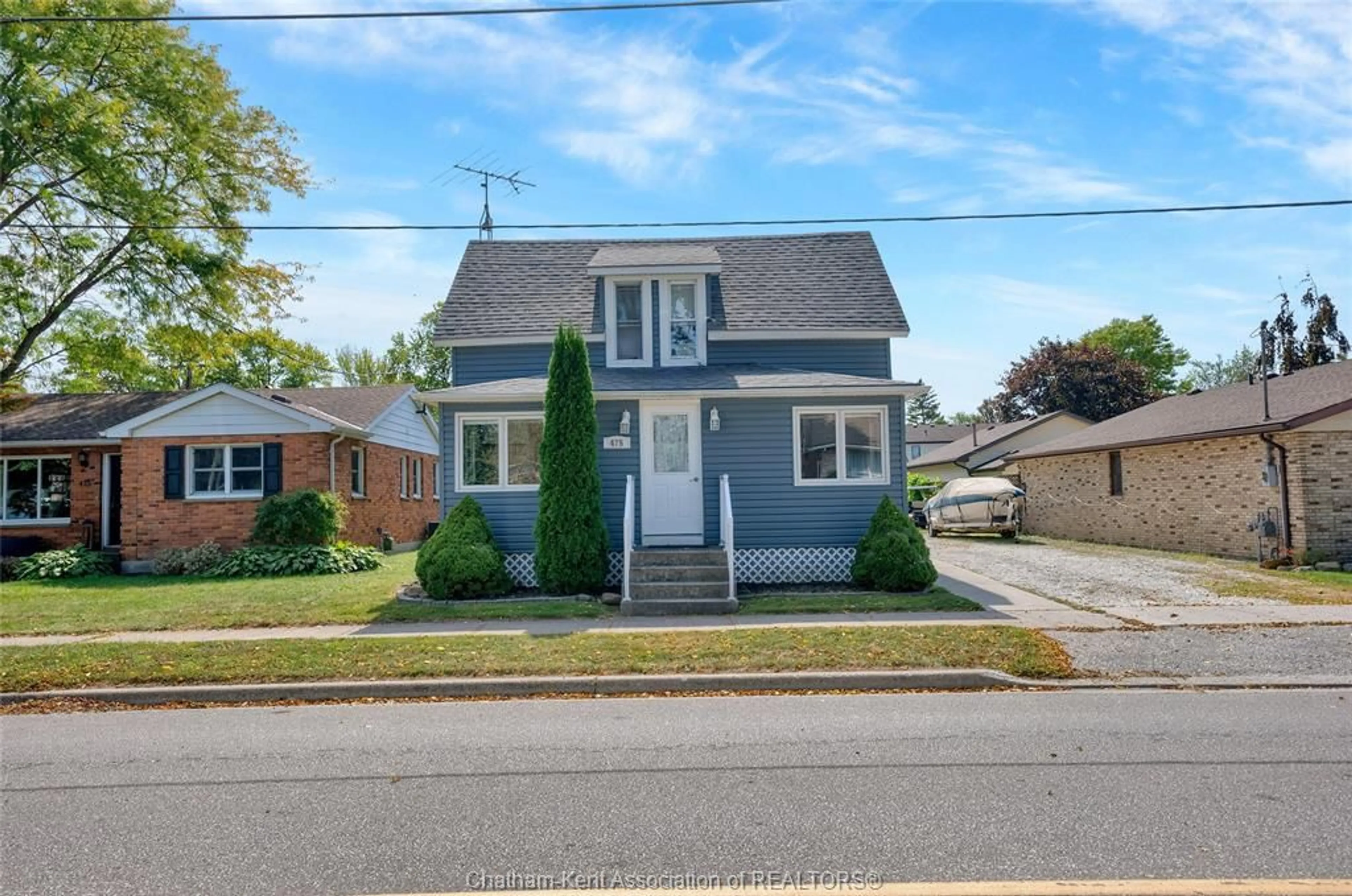 Home with vinyl exterior material, street for 475 Broadway St, Port Lambton Ontario N0P 2B0