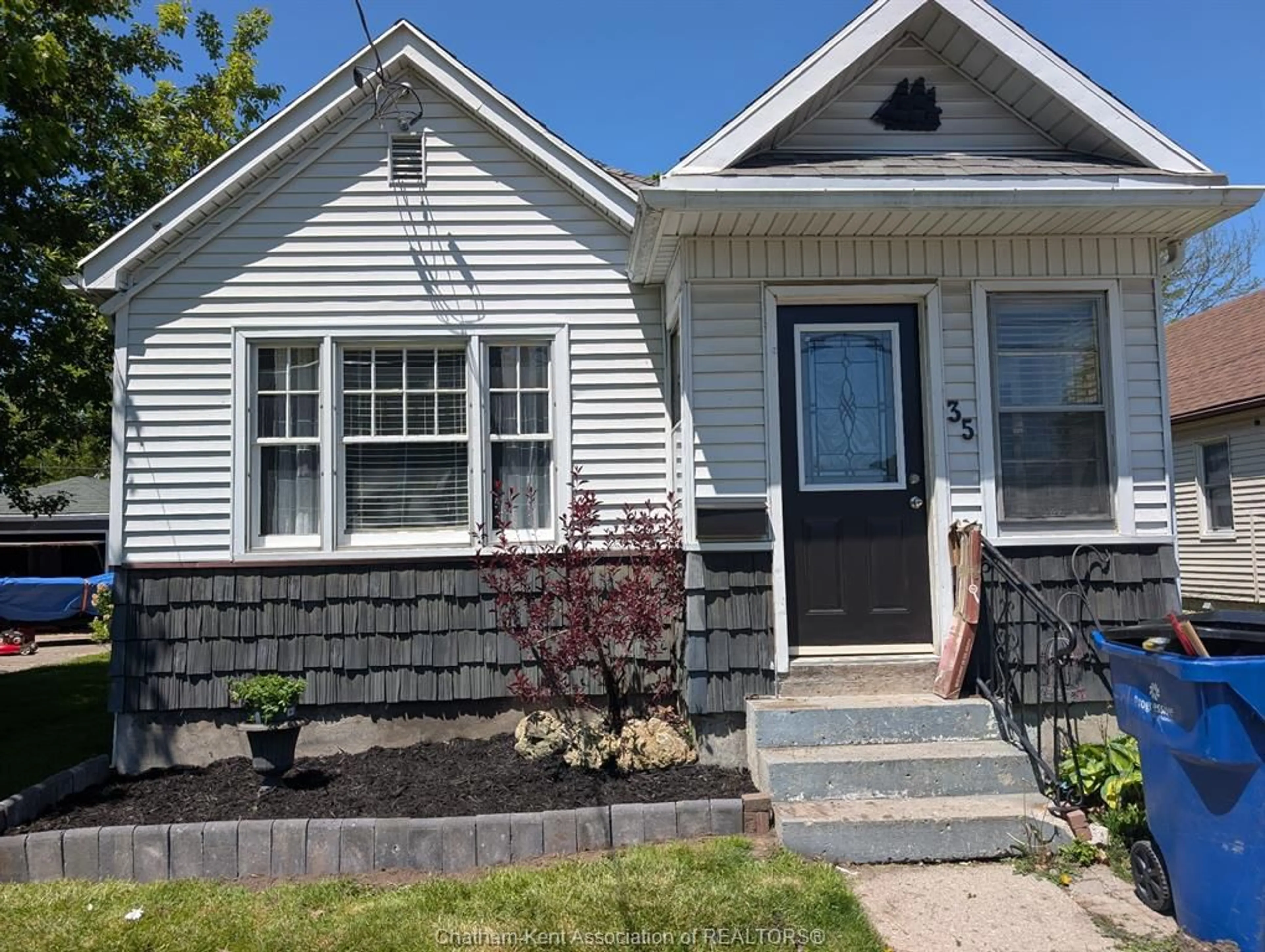Home with vinyl exterior material, street for 35 Alexandra Ave, Chatham Ontario N7M 1X9