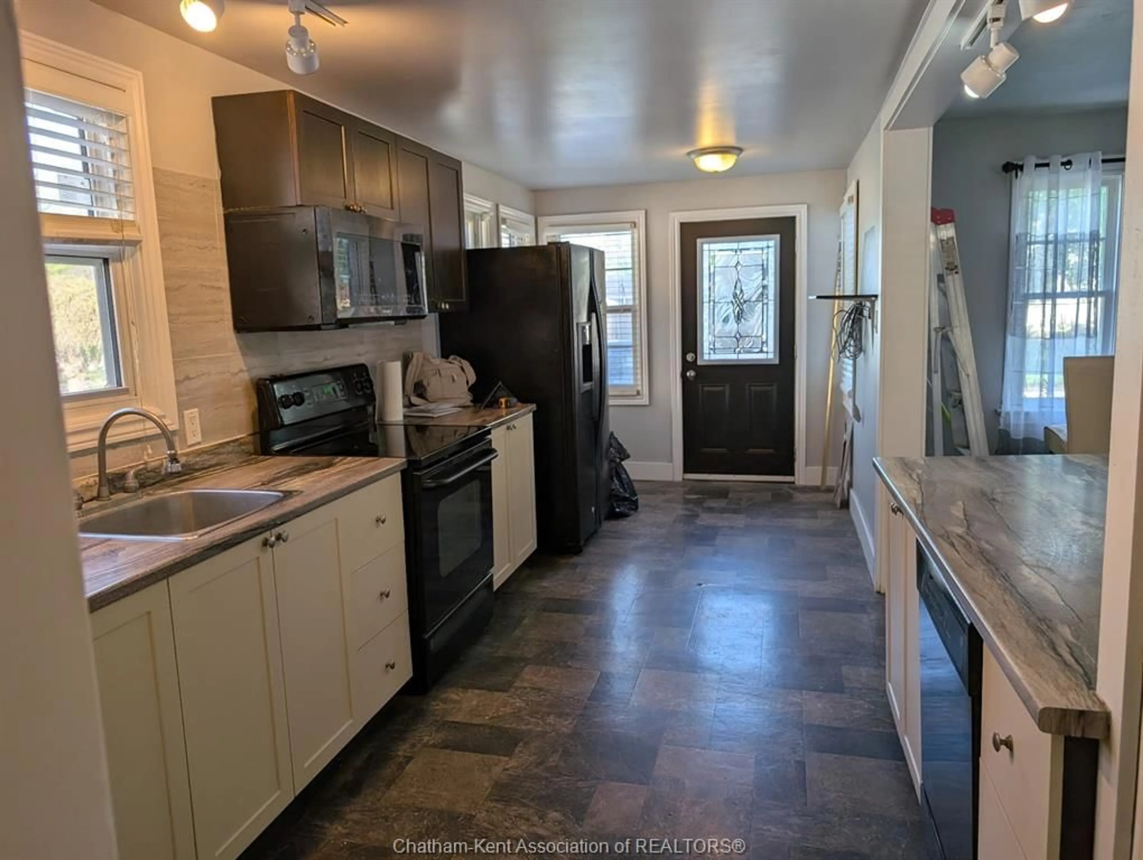 Standard kitchen, ceramic/tile floor for 35 Alexandra Ave, Chatham Ontario N7M 1X9
