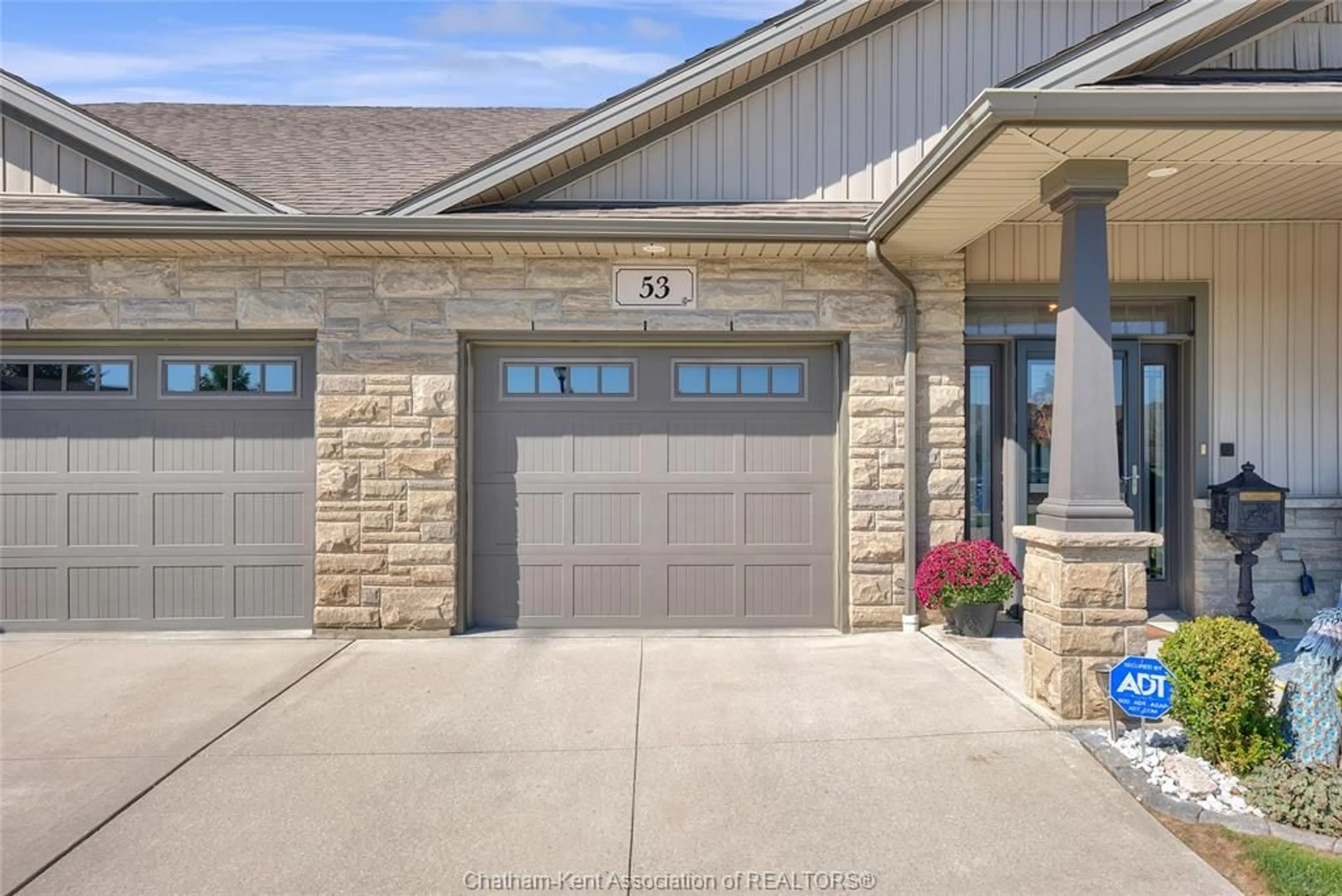 Indoor garage for 53 Veranda Crt, Chatham Ontario N7L 0B4