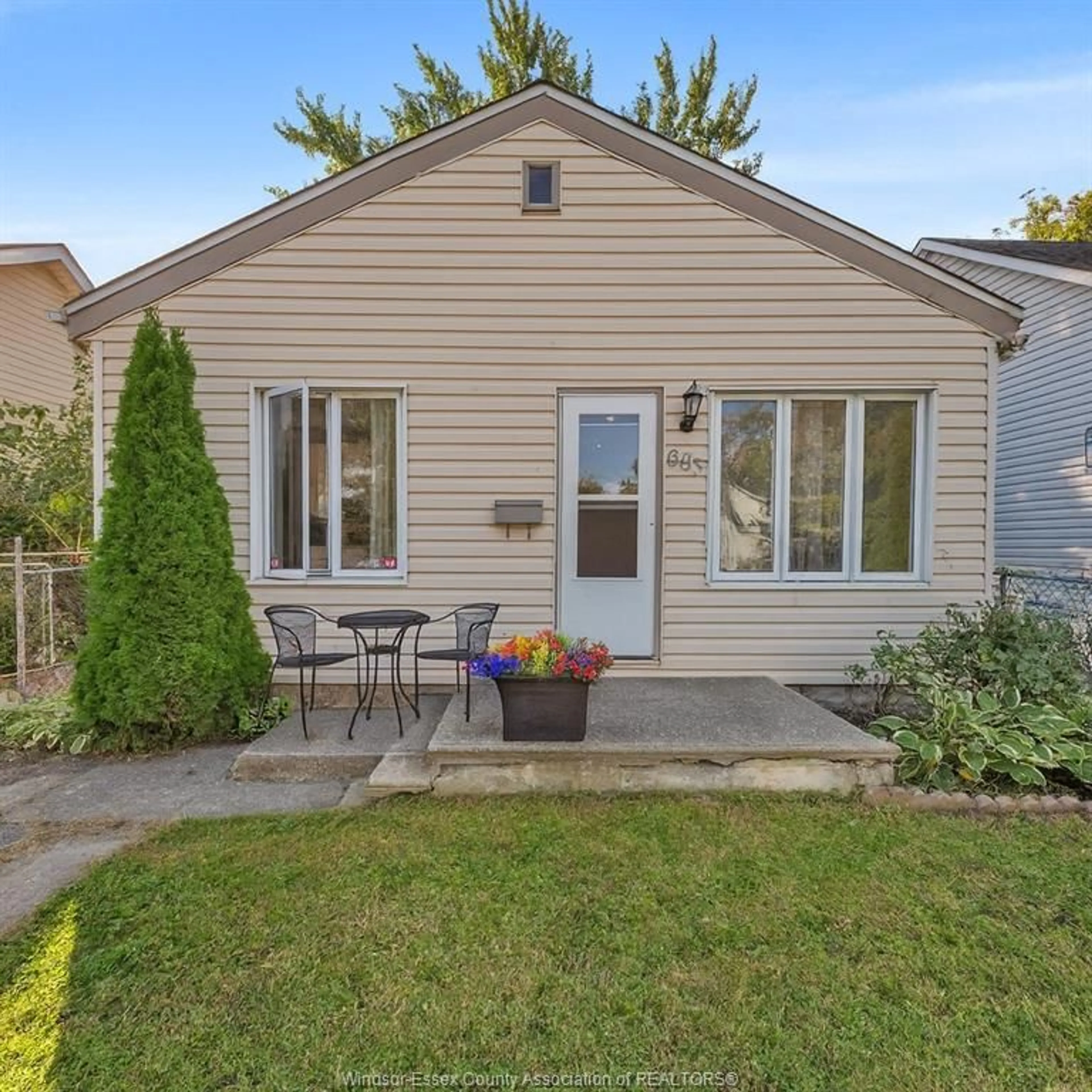 Home with vinyl exterior material, street for 683 STANLEY, Windsor Ontario N8X 3B3