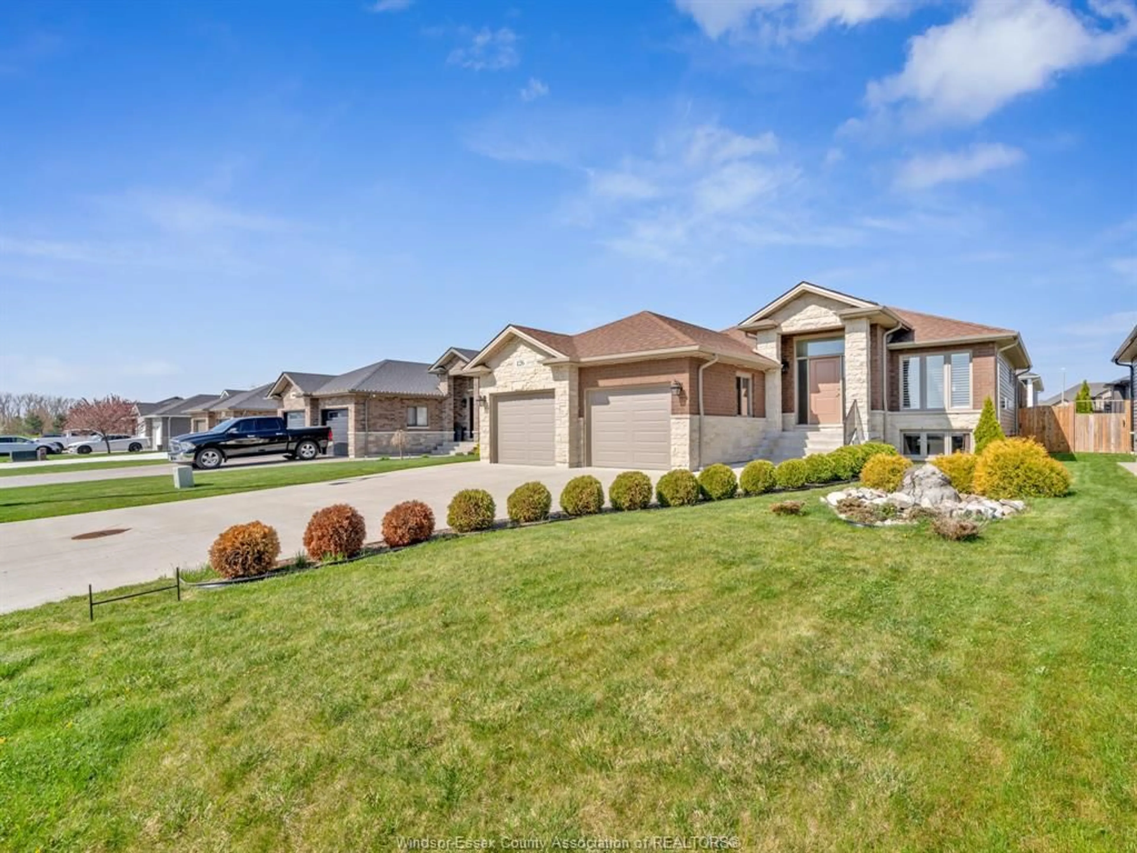 Unknown for 126 GOLFVIEW Dr, Kingsville Ontario N9Y 0E4