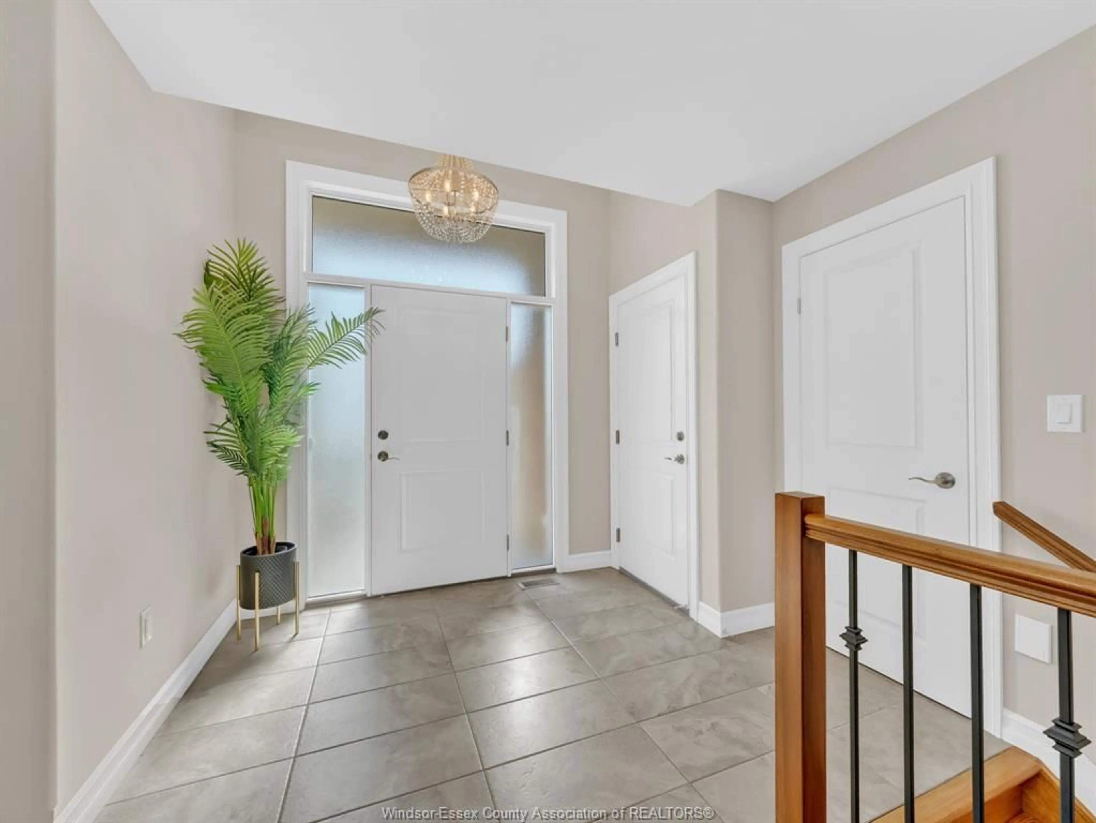 Indoor entryway for 126 GOLFVIEW Dr, Kingsville Ontario N9Y 0E4