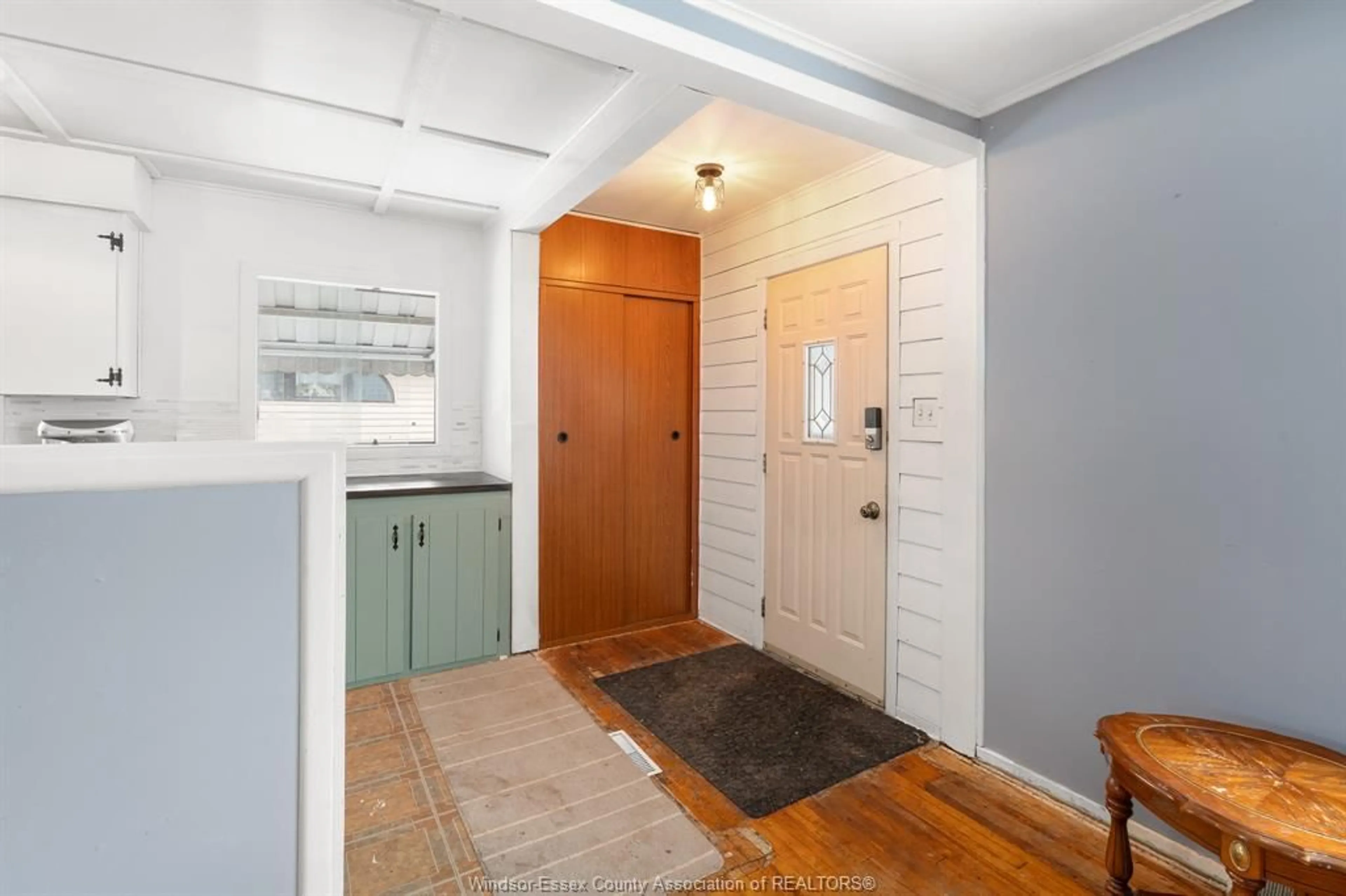 Indoor entryway for 1883 LARKIN RD, Windsor Ontario N8W 4G7