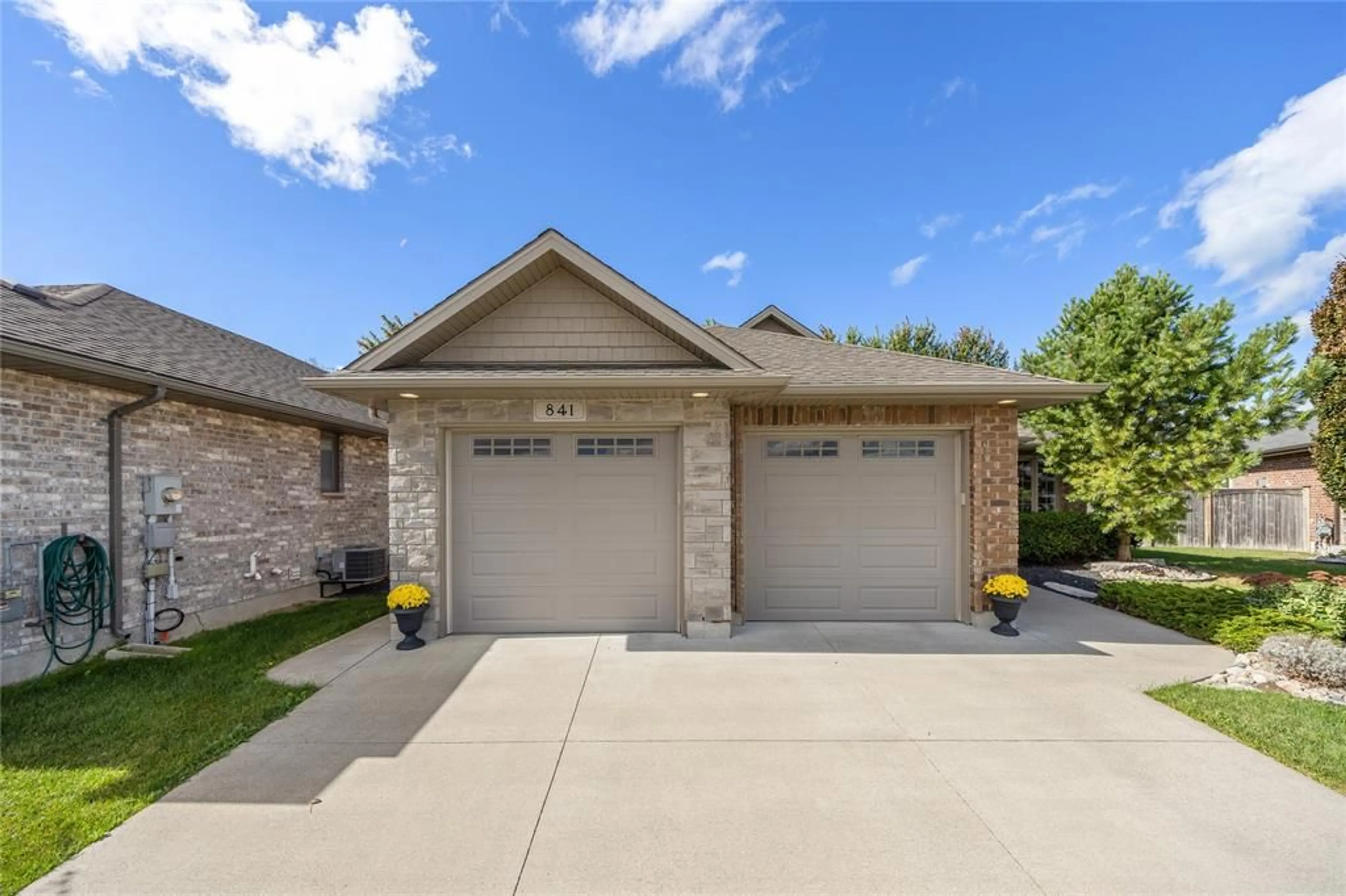 Indoor garage for 841 MANHATTAN Dr, Sarnia Ontario N7S 0B4