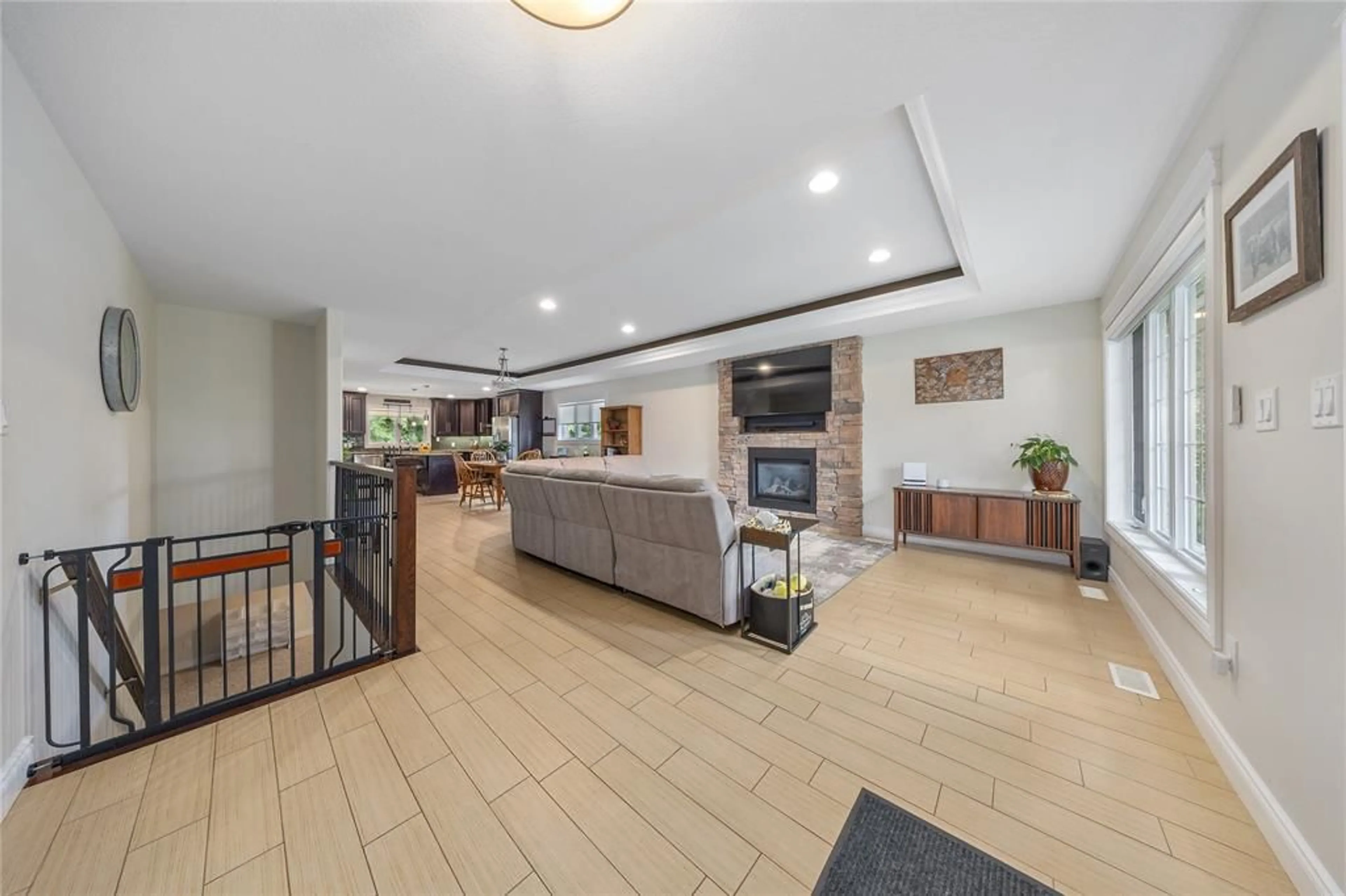 Lobby for 841 MANHATTAN Dr, Sarnia Ontario N7S 0B4