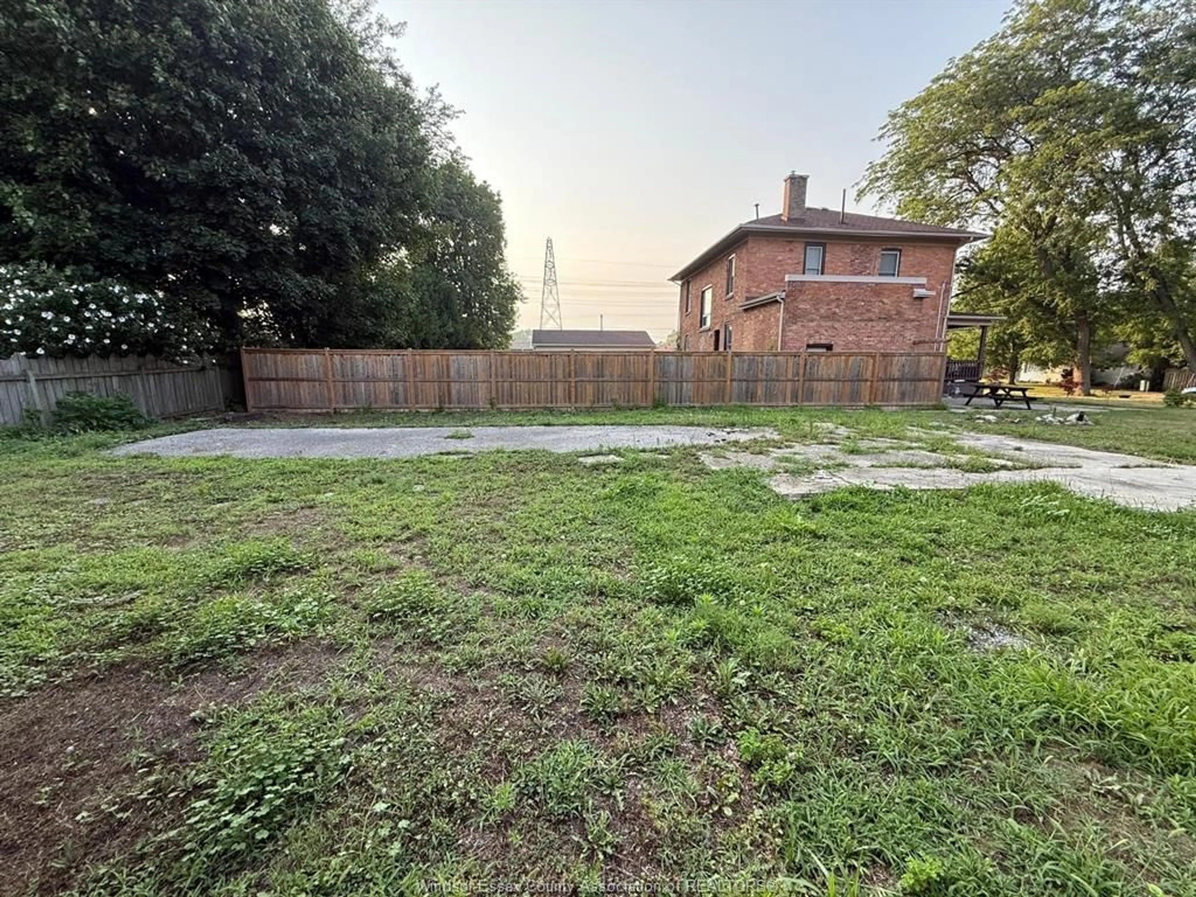 A pic from outside/outdoor area/front of a property/back of a property/a pic from drone, street for 138 PARK Lane, Chatham Ontario N7M 4Y3