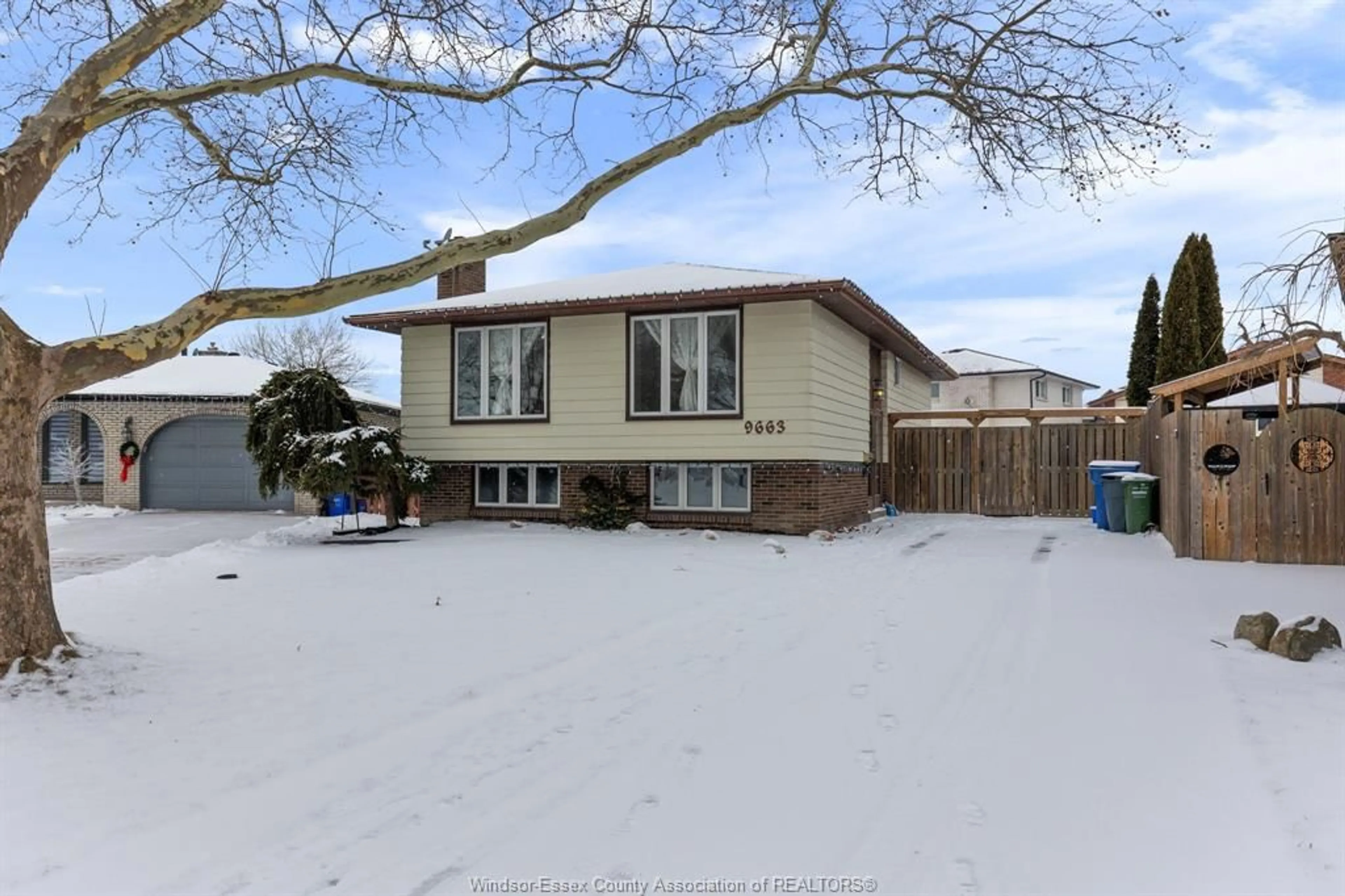 A pic from outside/outdoor area/front of a property/back of a property/a pic from drone, street for 9663 MIDFIELD Cres, Windsor Ontario N8R 1W9