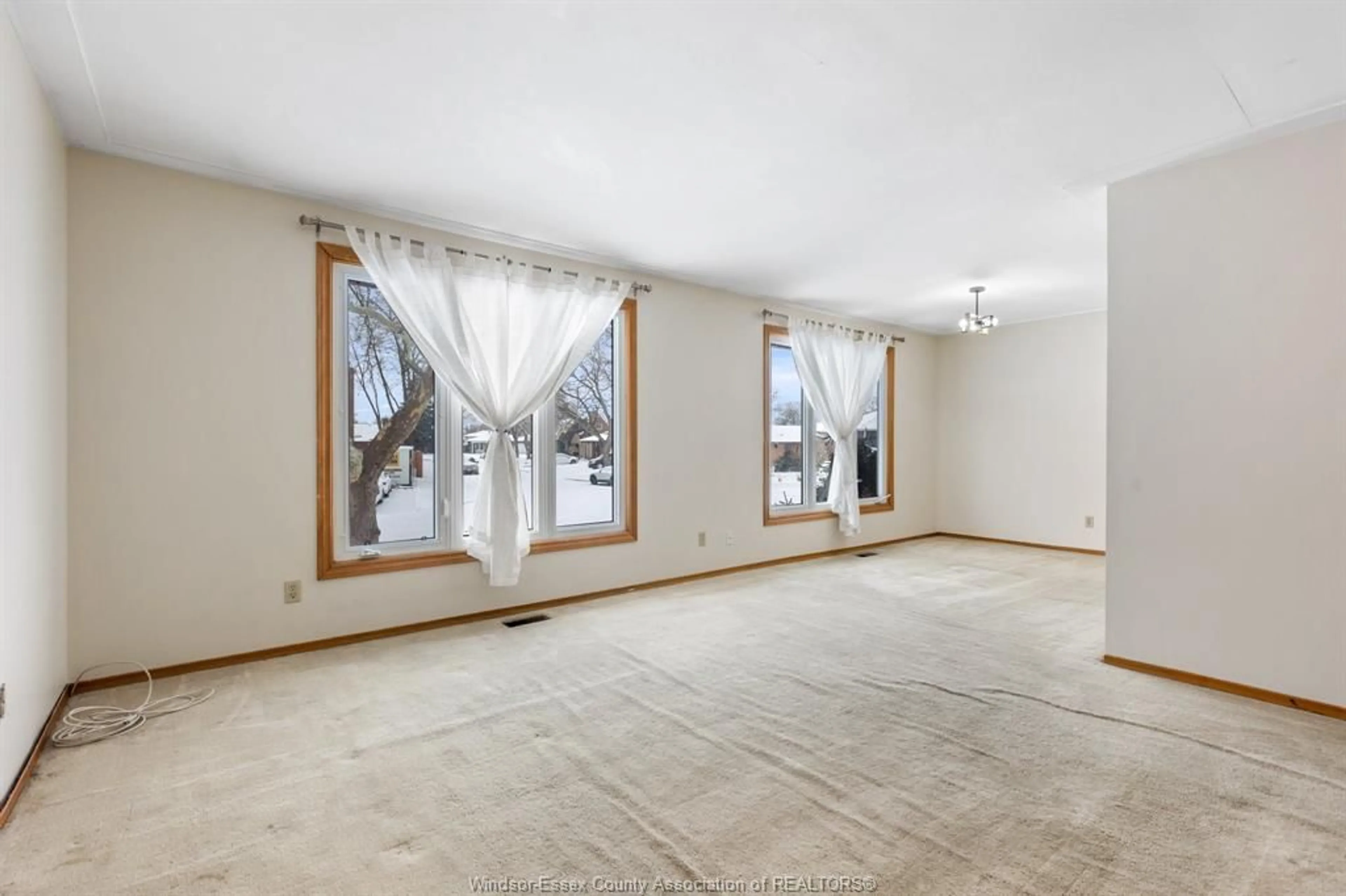 A pic of a room for 9663 MIDFIELD Cres, Windsor Ontario N8R 1W9