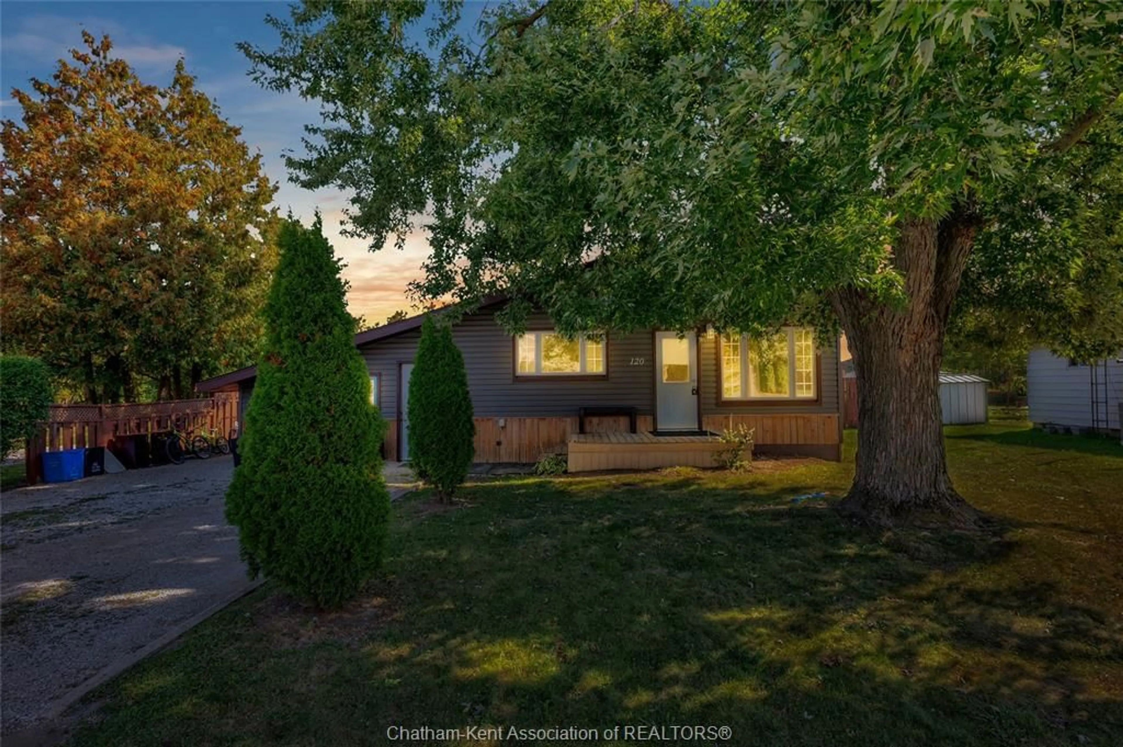 A pic from outside/outdoor area/front of a property/back of a property/a pic from drone, street for 120 Water St, Wallaceburg Ontario N8A 2G2