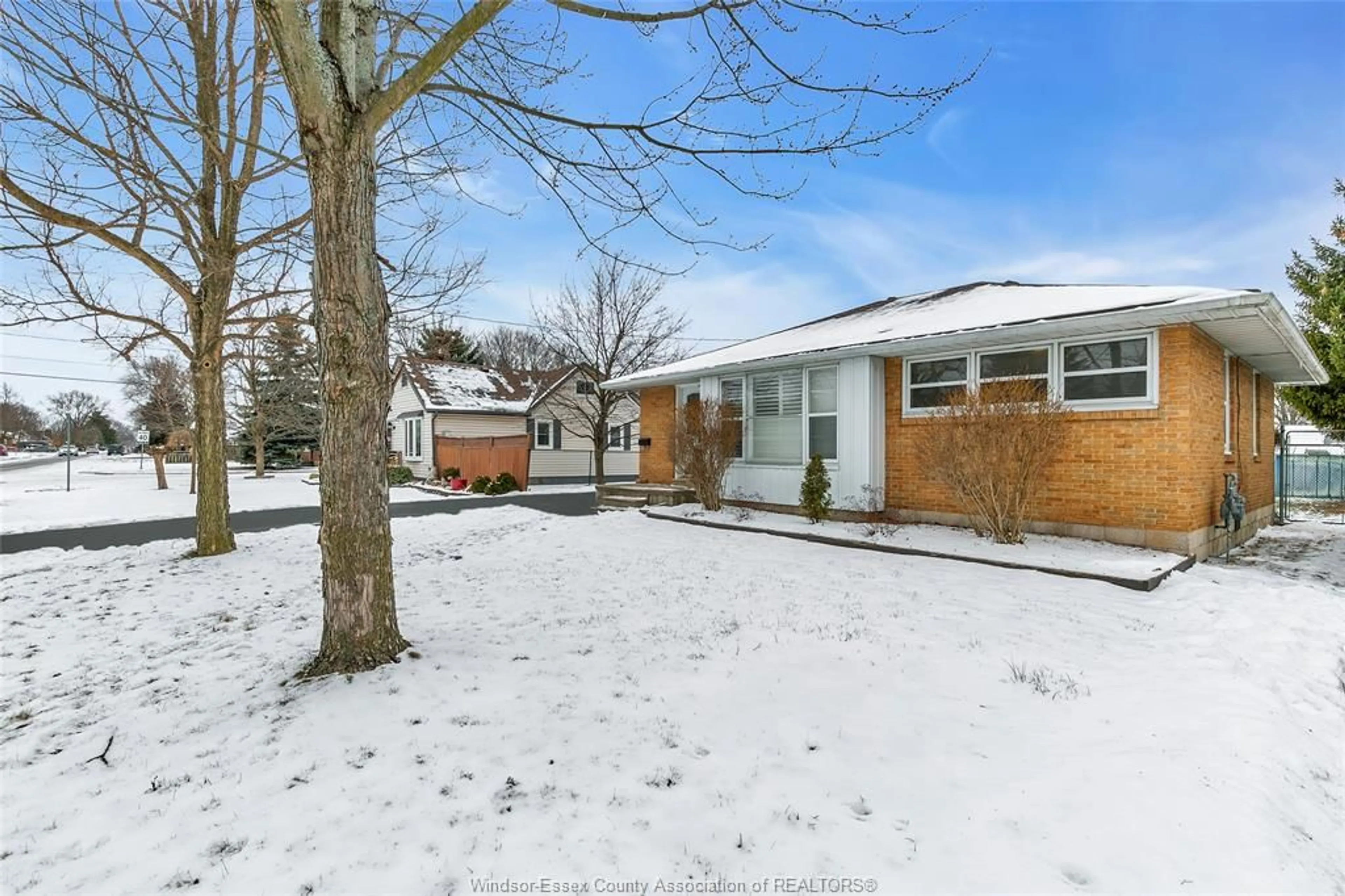 A pic from outside/outdoor area/front of a property/back of a property/a pic from drone, street for 2691 LLOYD GEORGE Blvd, Windsor Ontario N8T 2T6