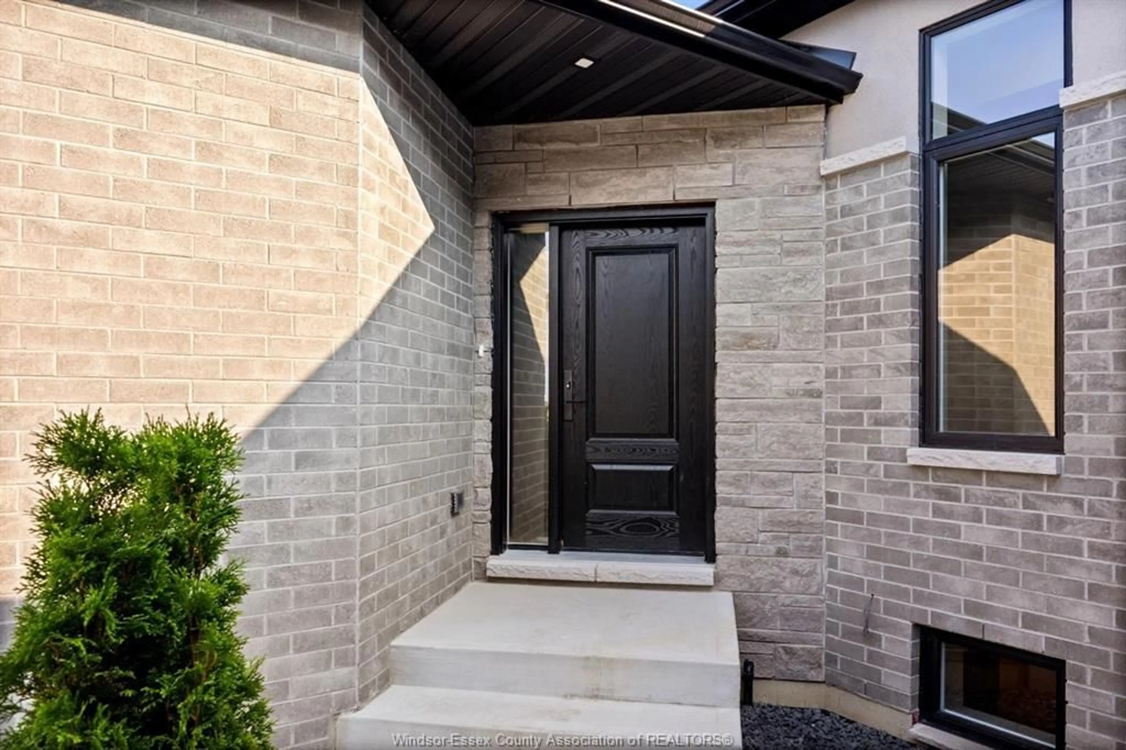 Indoor entryway for 5 EAGLE St, Leamington Ontario N8H 0E1