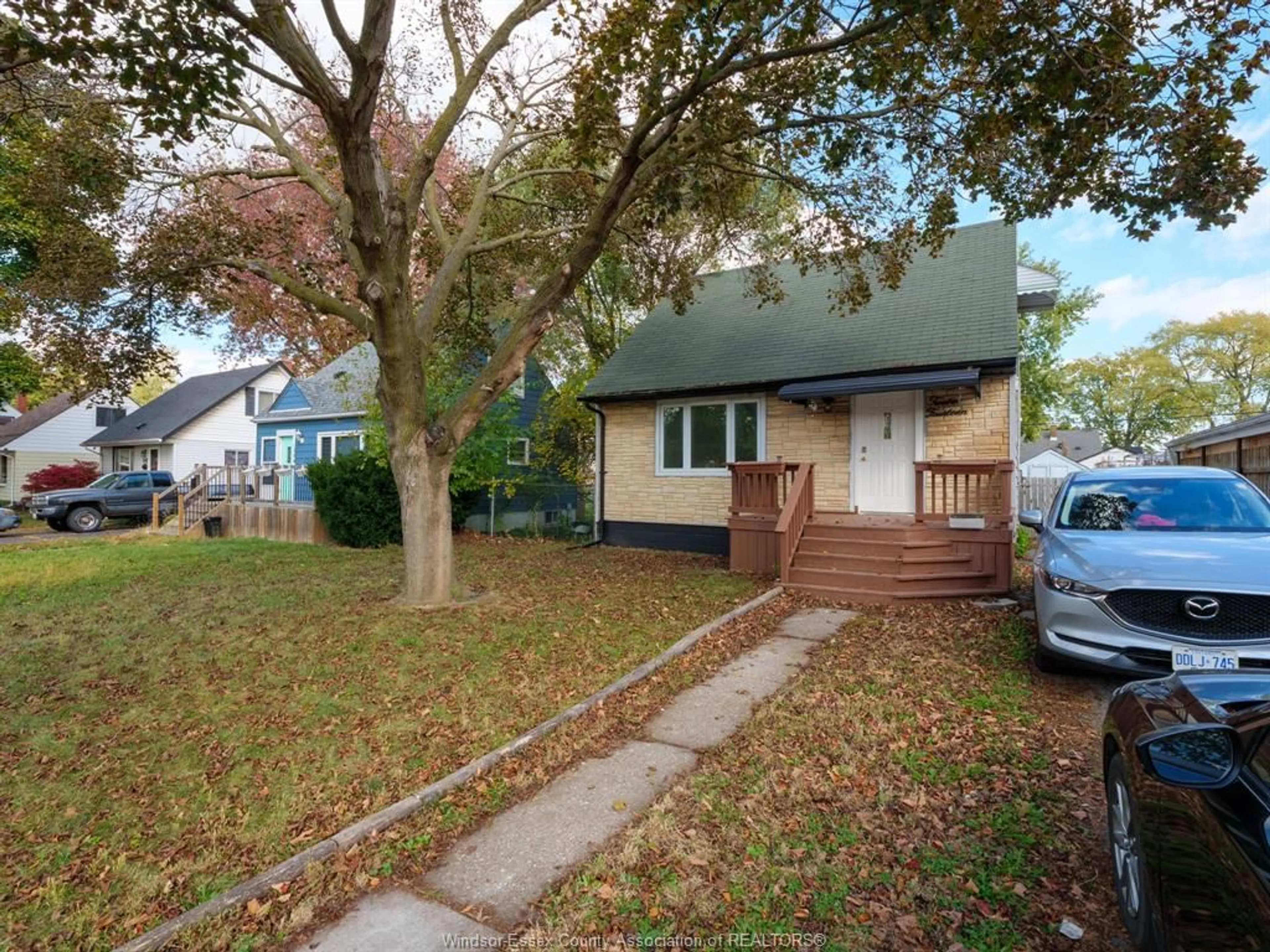 A pic from outside/outdoor area/front of a property/back of a property/a pic from drone, street for 1214 Rankin Ave, Windsor Ontario N9B 2S5