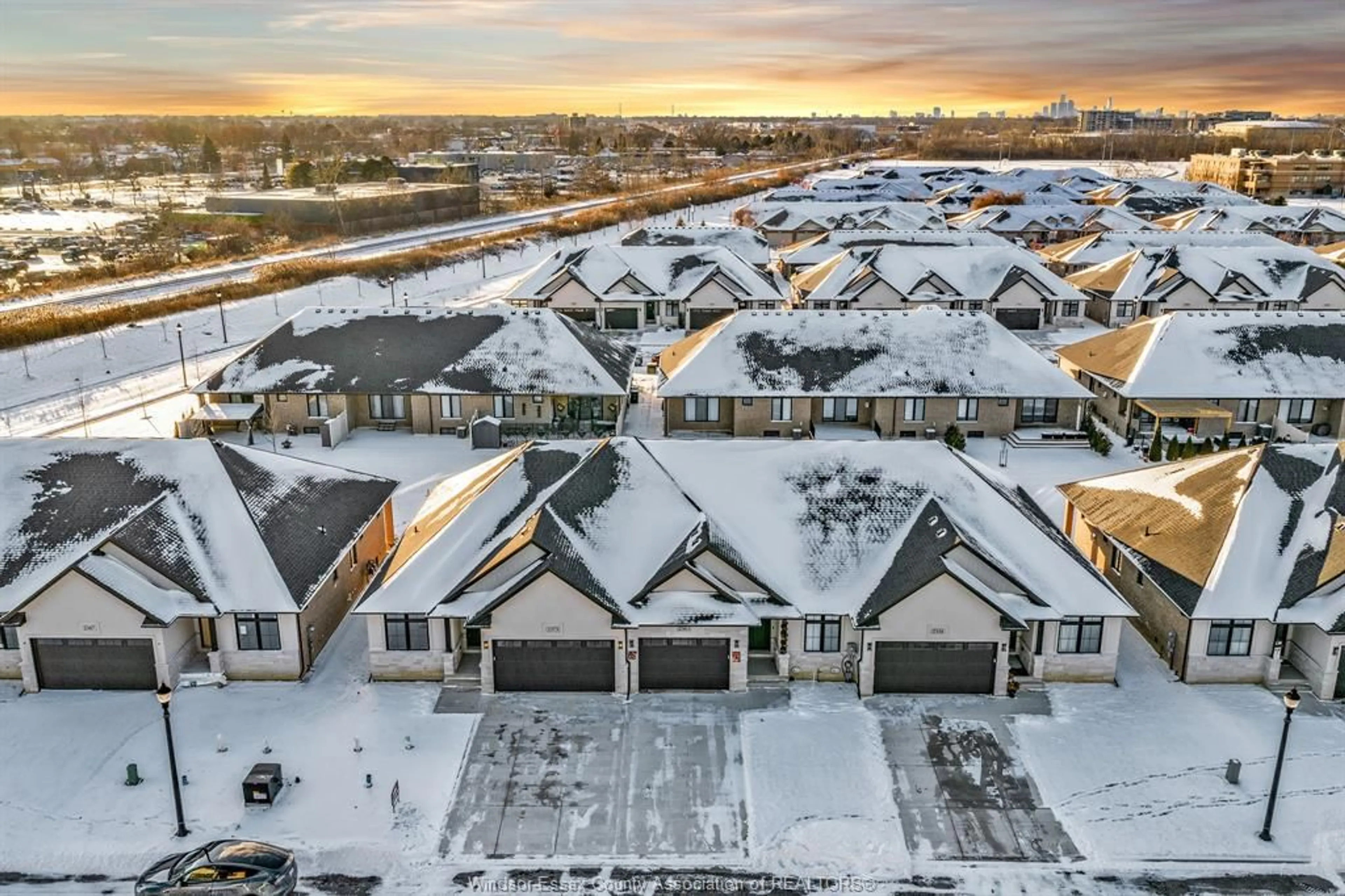 A pic from outside/outdoor area/front of a property/back of a property/a pic from drone, city buildings view from balcony for 2575 BARKLEY Ave, Windsor Ontario N8P 0E9