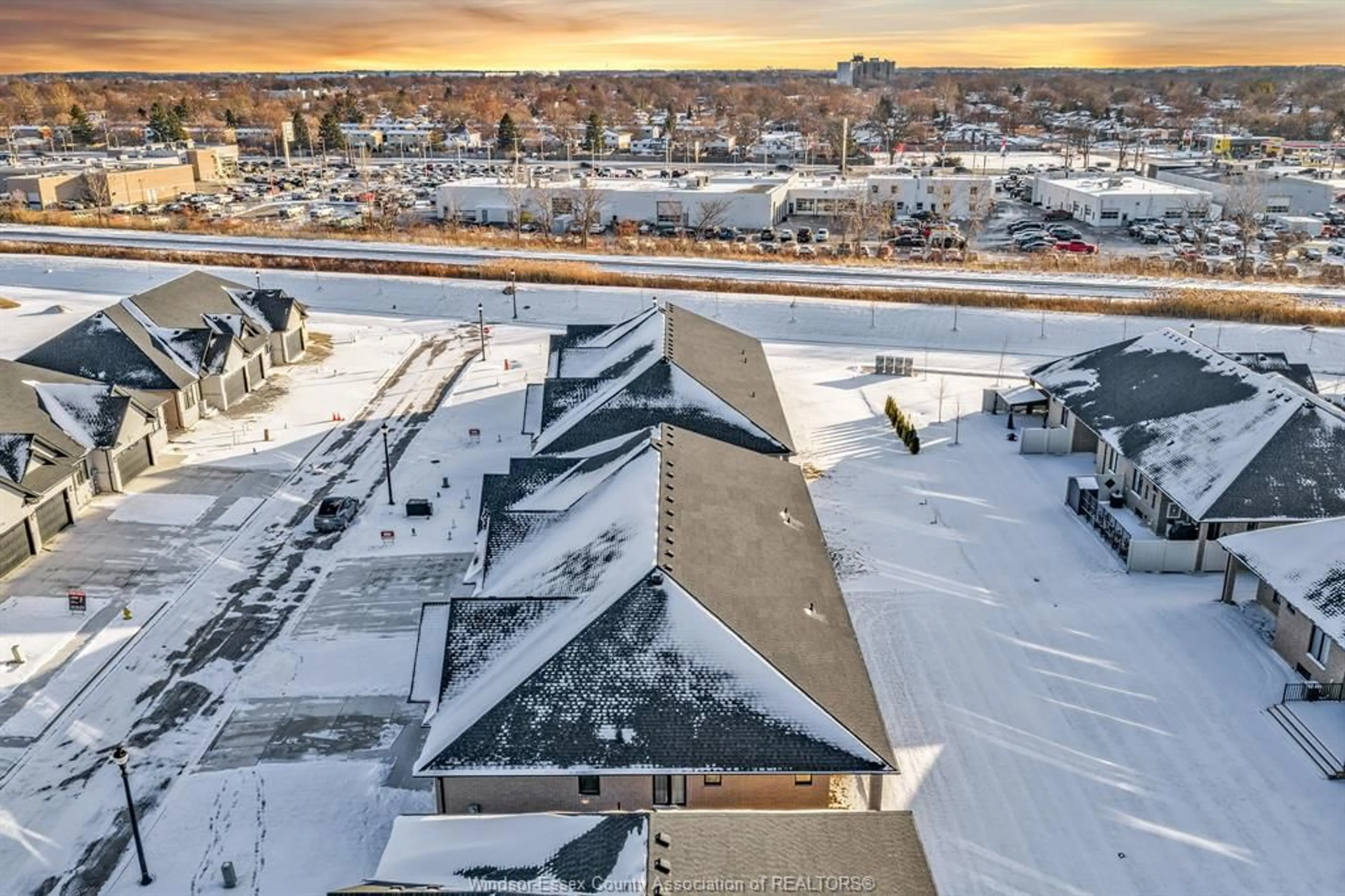 A pic from outside/outdoor area/front of a property/back of a property/a pic from drone, city buildings view from balcony for 2575 BARKLEY Ave, Windsor Ontario N8P 0E9