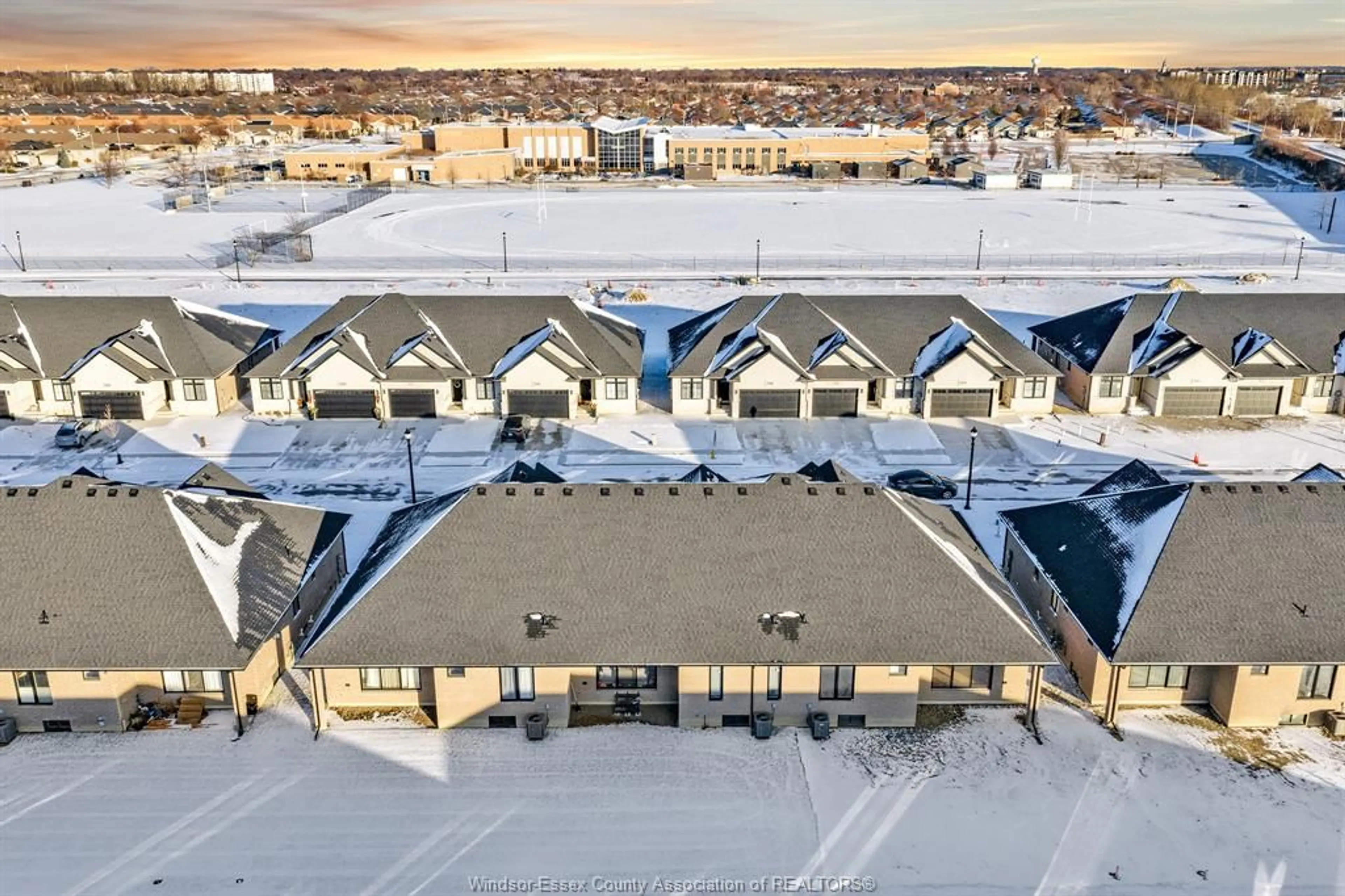 A pic from outside/outdoor area/front of a property/back of a property/a pic from drone, city buildings view from balcony for 2575 BARKLEY Ave, Windsor Ontario N8P 0E9