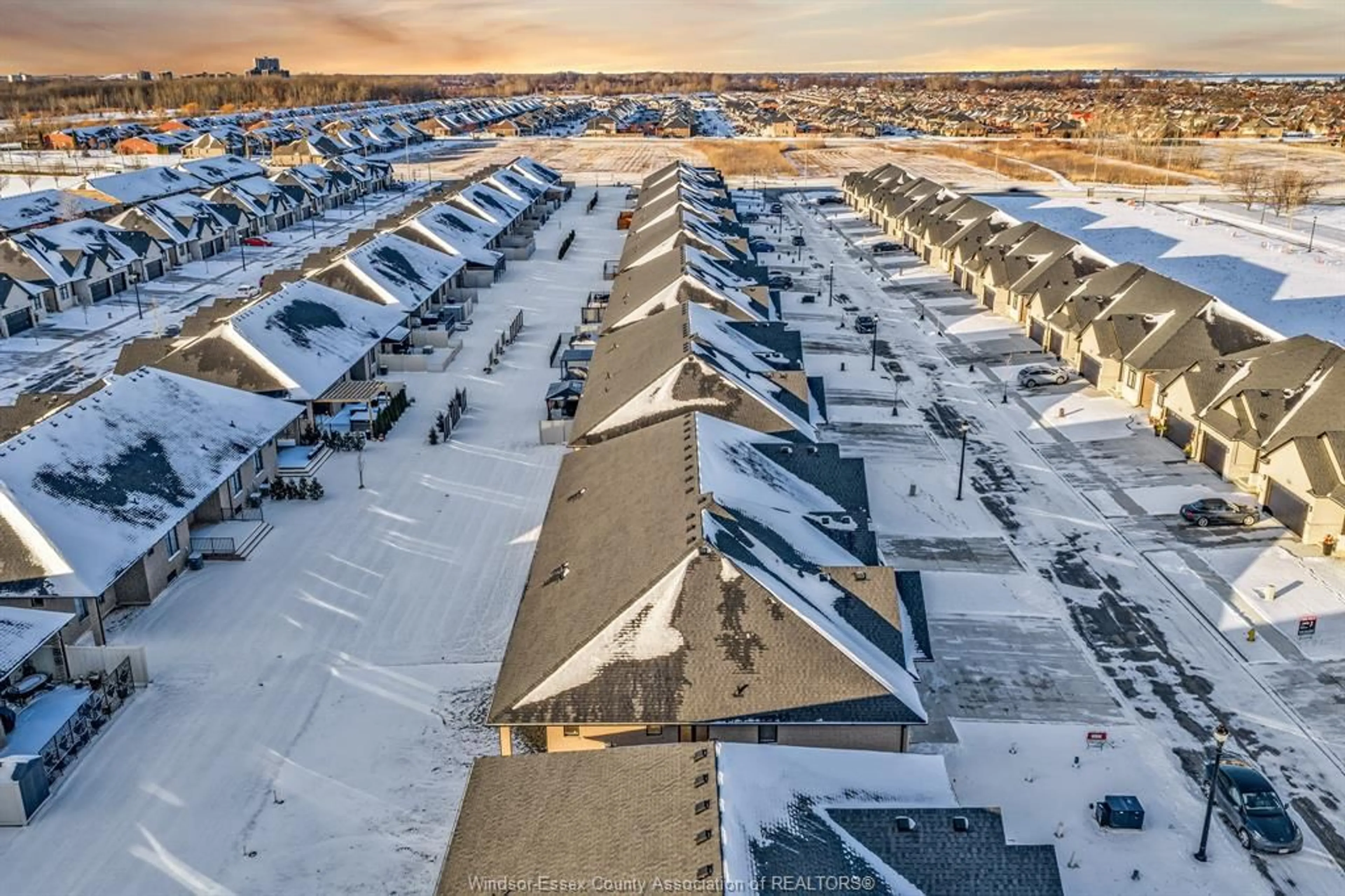 A pic from outside/outdoor area/front of a property/back of a property/a pic from drone, unknown for 2575 BARKLEY Ave, Windsor Ontario N8P 0E9