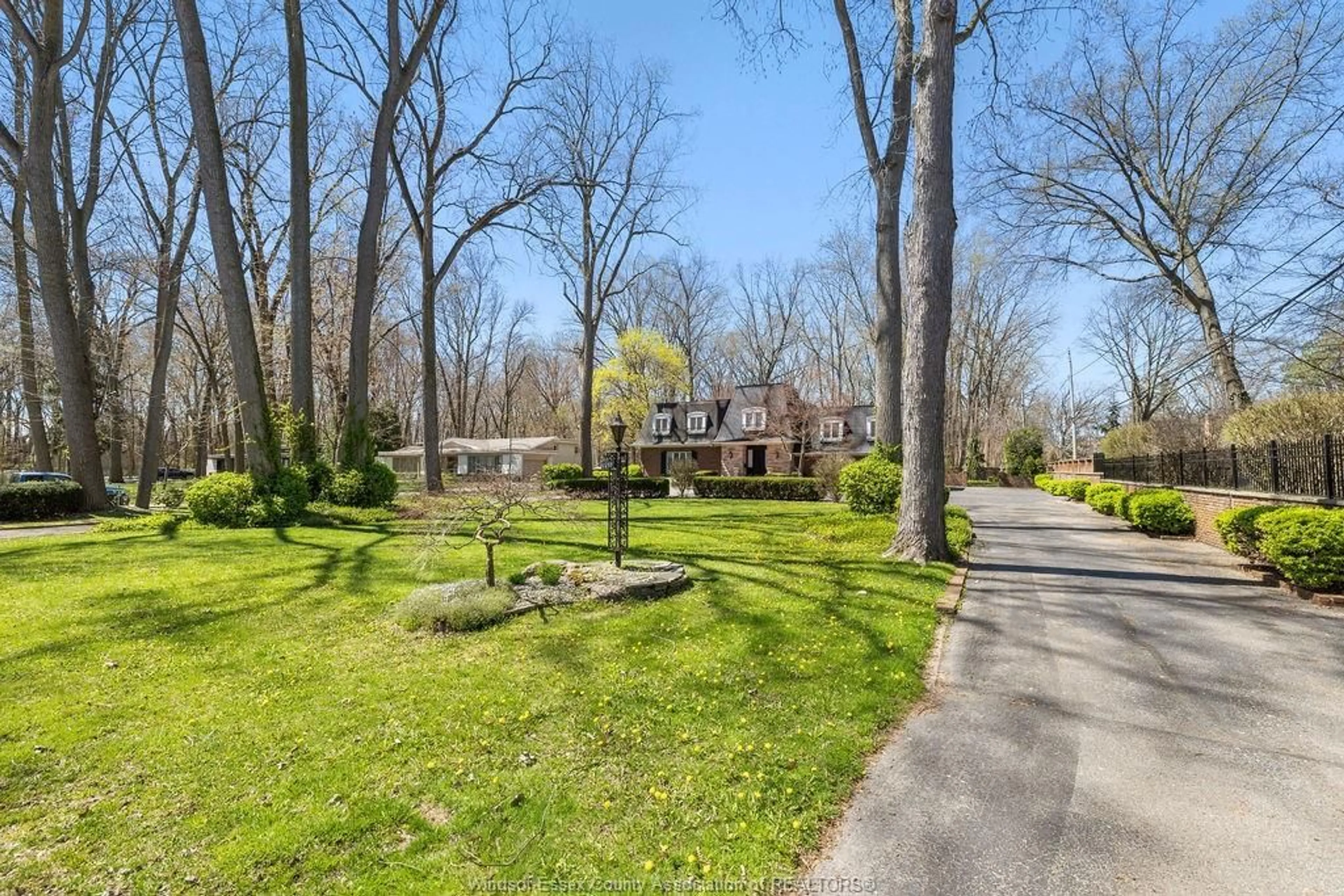 A pic from outside/outdoor area/front of a property/back of a property/a pic from drone, unknown for 1255 TANGLEWOOD Crt, LaSalle Ontario N9J 2K2