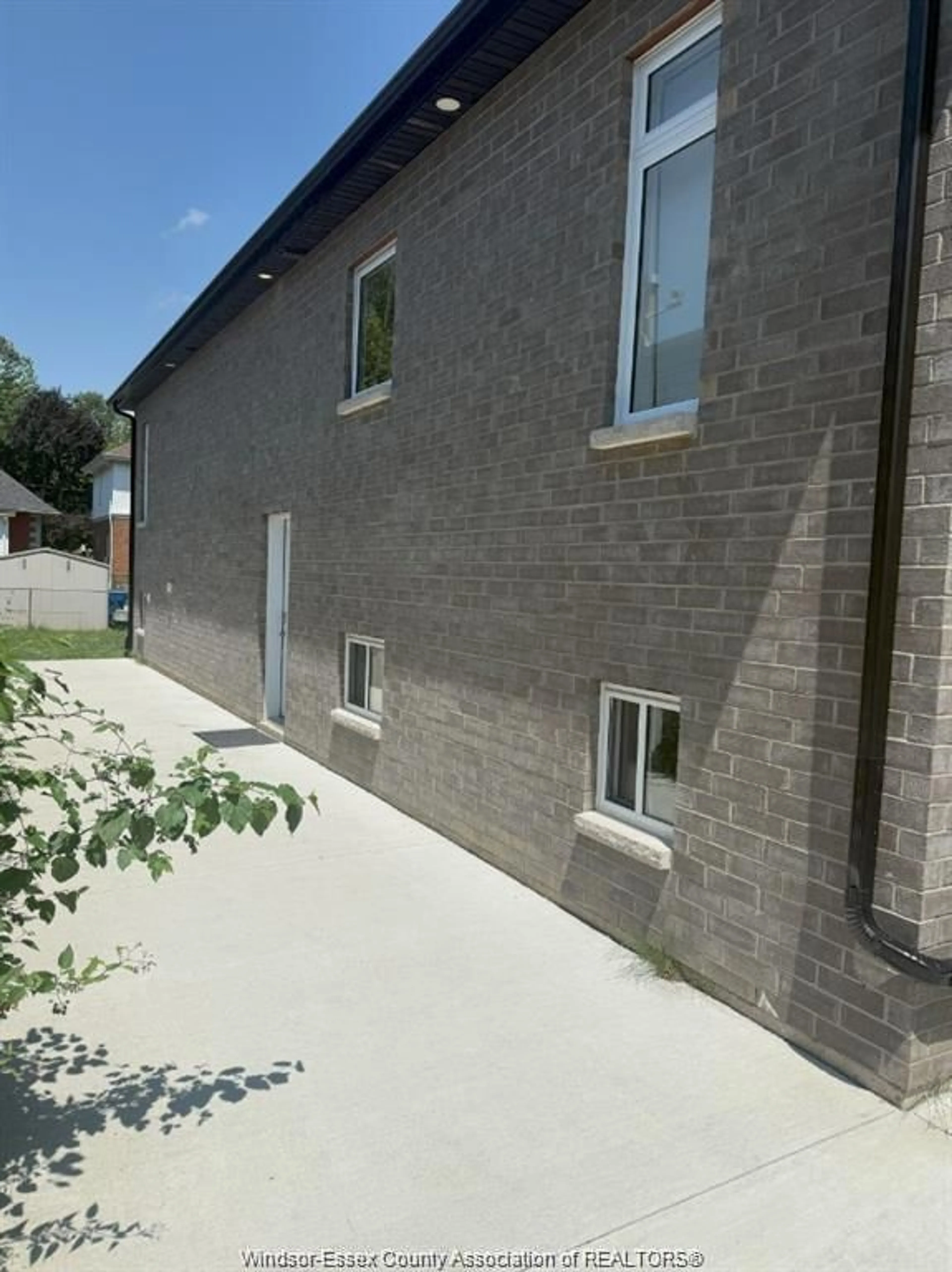 A pic from outside/outdoor area/front of a property/back of a property/a pic from drone, street for 69 SPENCER Ave, Chatham Ontario N7M 1V5