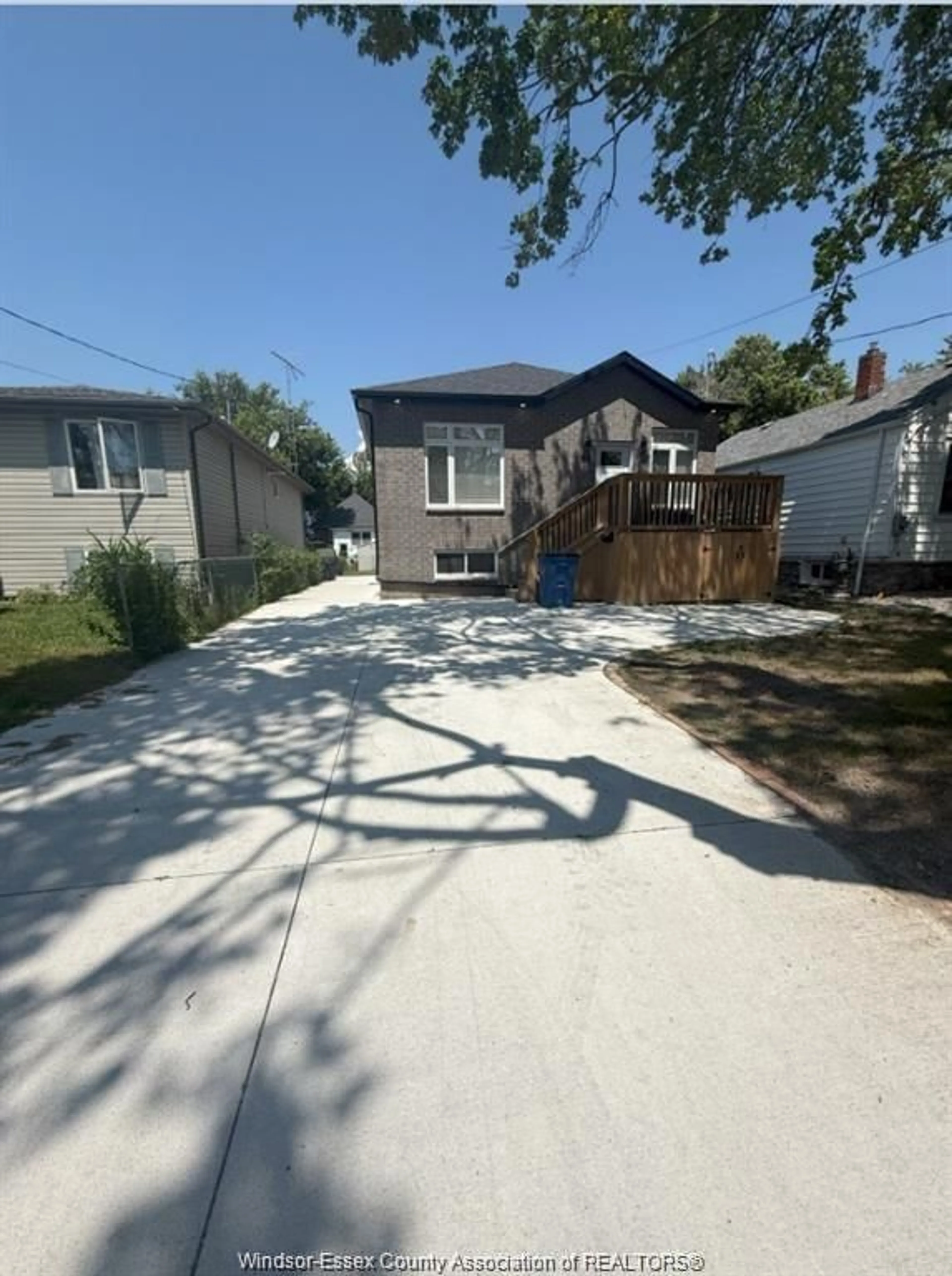 A pic from outside/outdoor area/front of a property/back of a property/a pic from drone, street for 69 SPENCER Ave, Chatham Ontario N7M 1V5