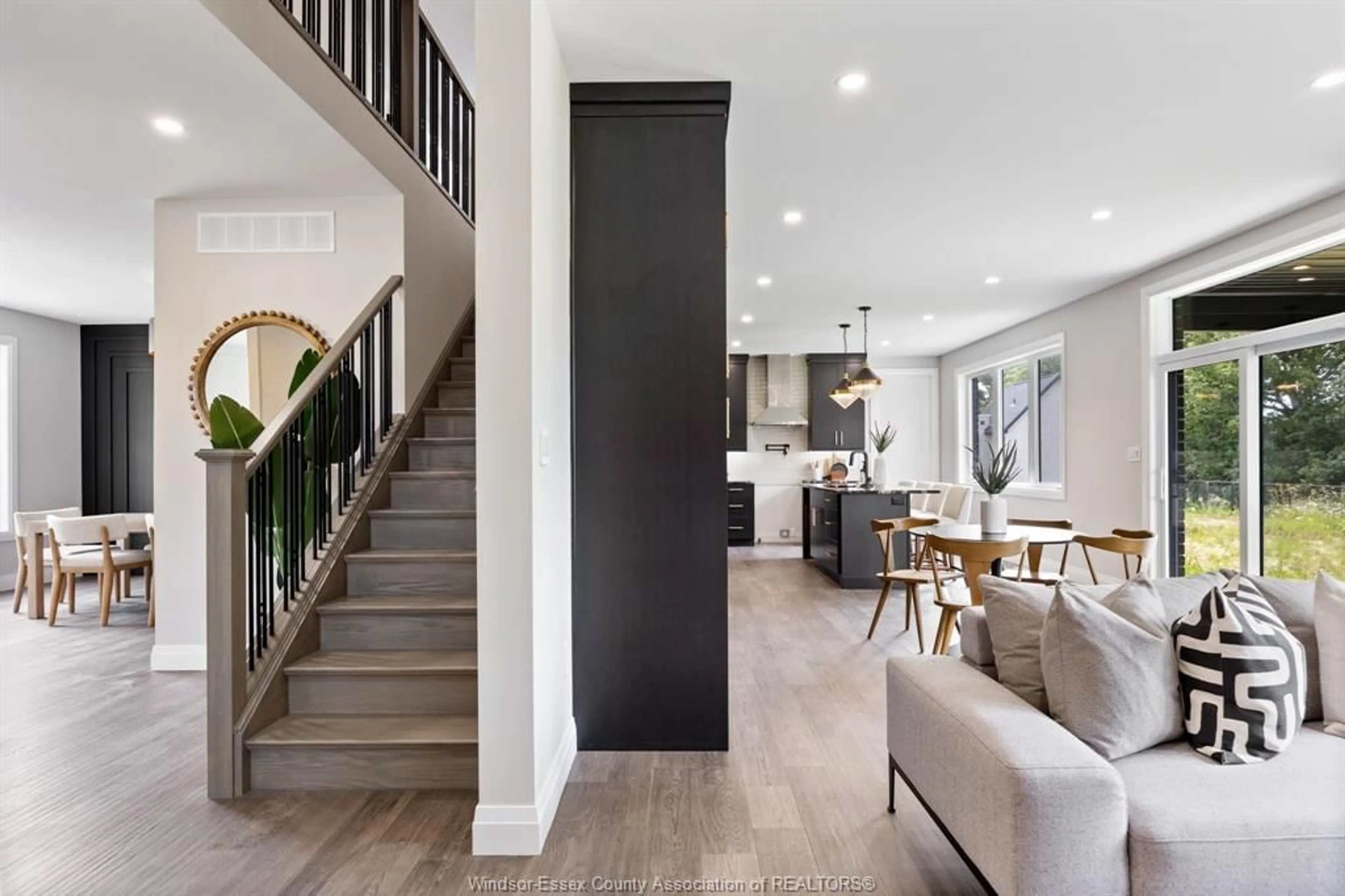 Indoor entryway for 4410 CATERINA, LaSalle Ontario N9H 0N3