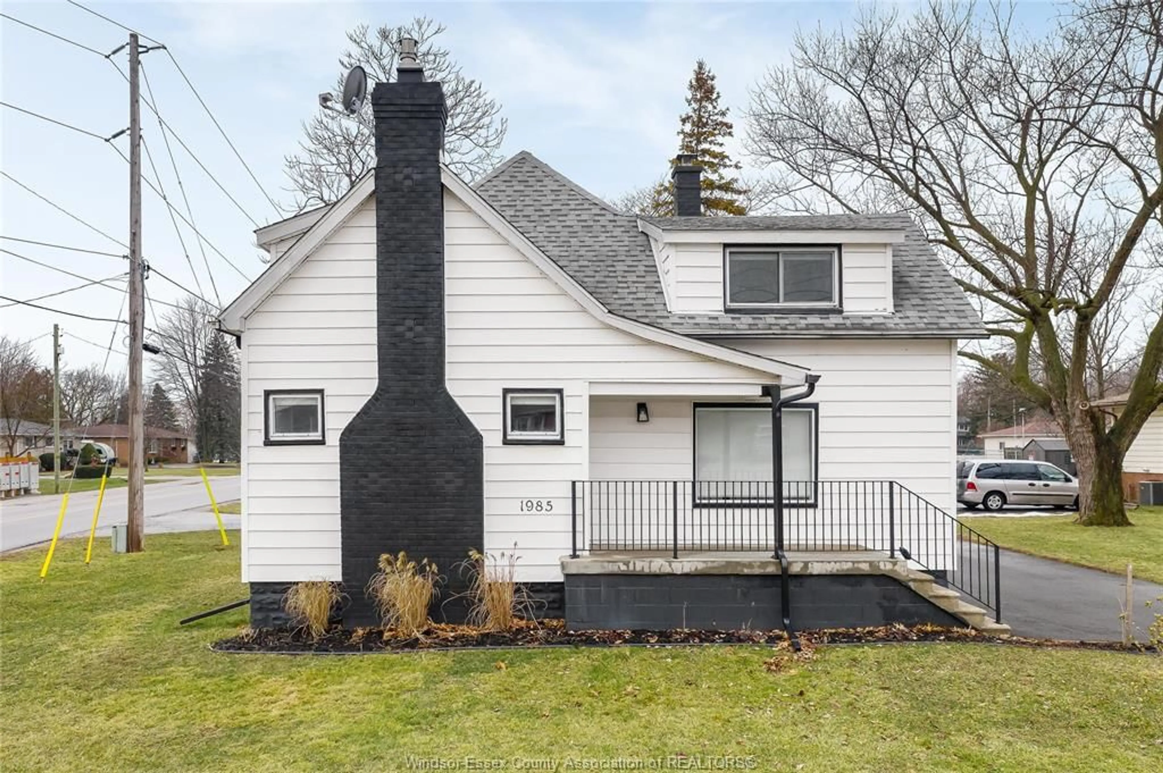 Home with vinyl exterior material, street for 1985 LESPERANCE, Tecumseh Ontario N8N 1Y5