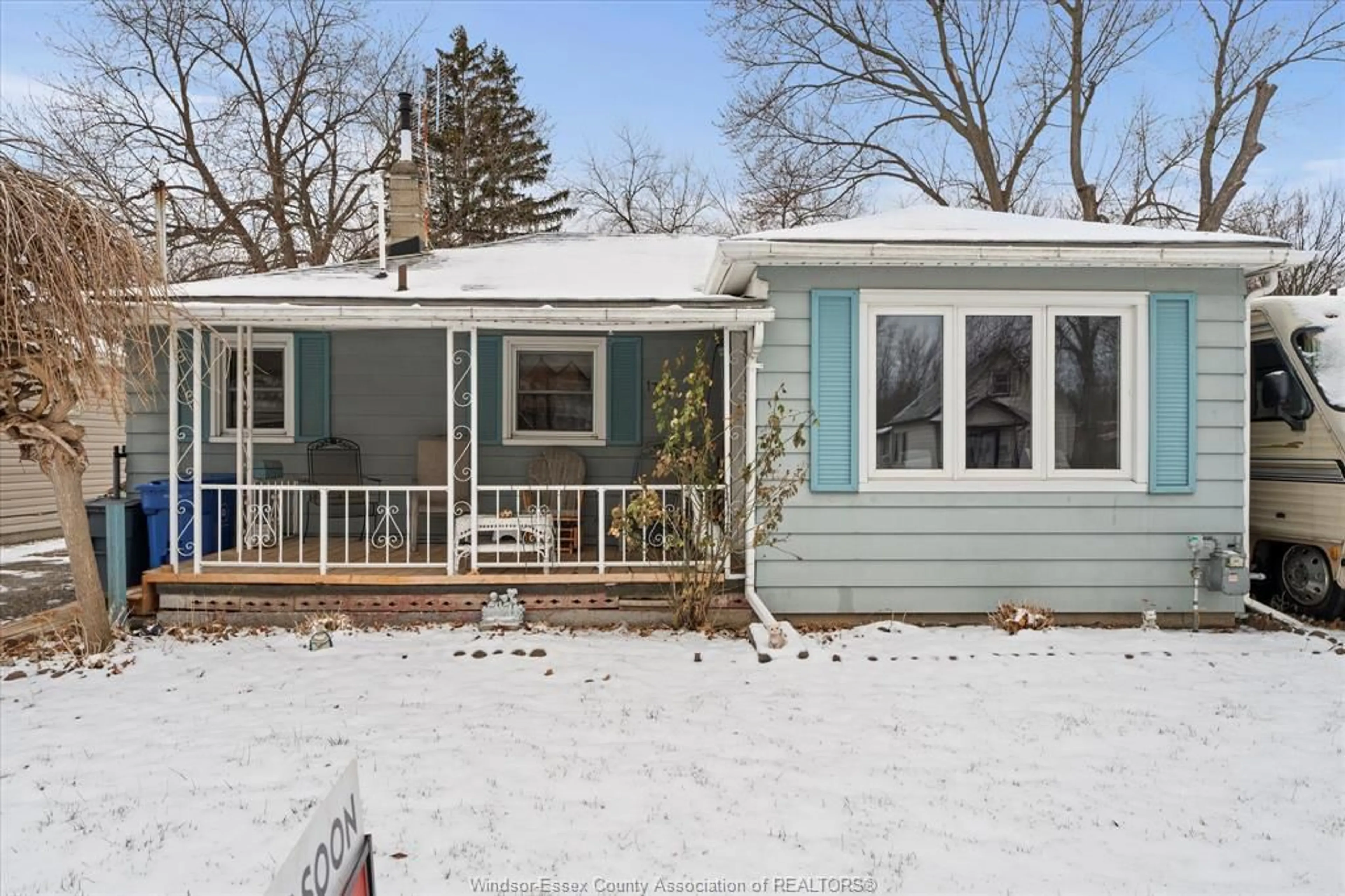 Home with vinyl exterior material, street for 1731 JEFFERSON Blvd, Windsor Ontario N8T 2V6