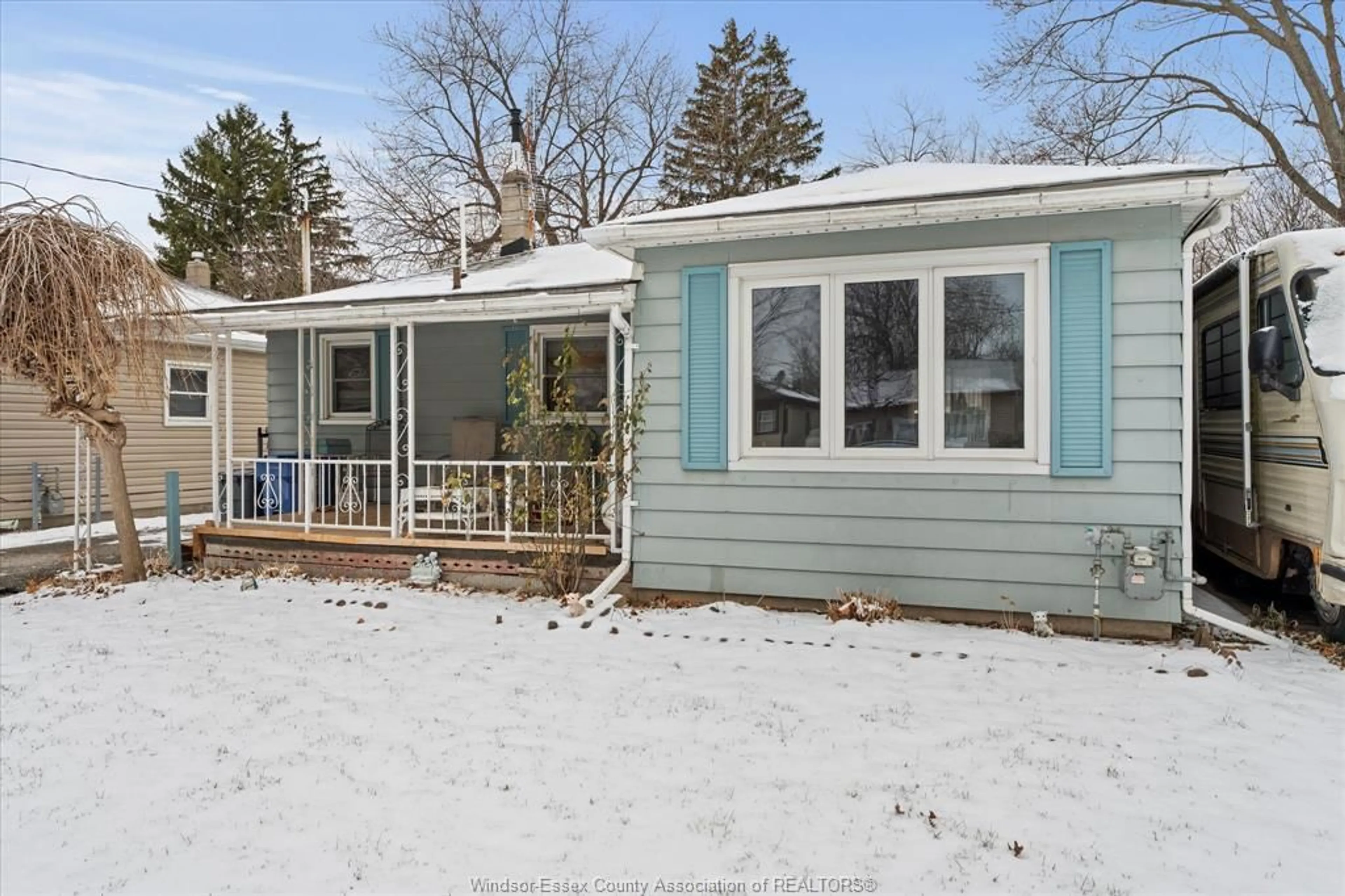 Home with vinyl exterior material, street for 1731 JEFFERSON Blvd, Windsor Ontario N8T 2V6