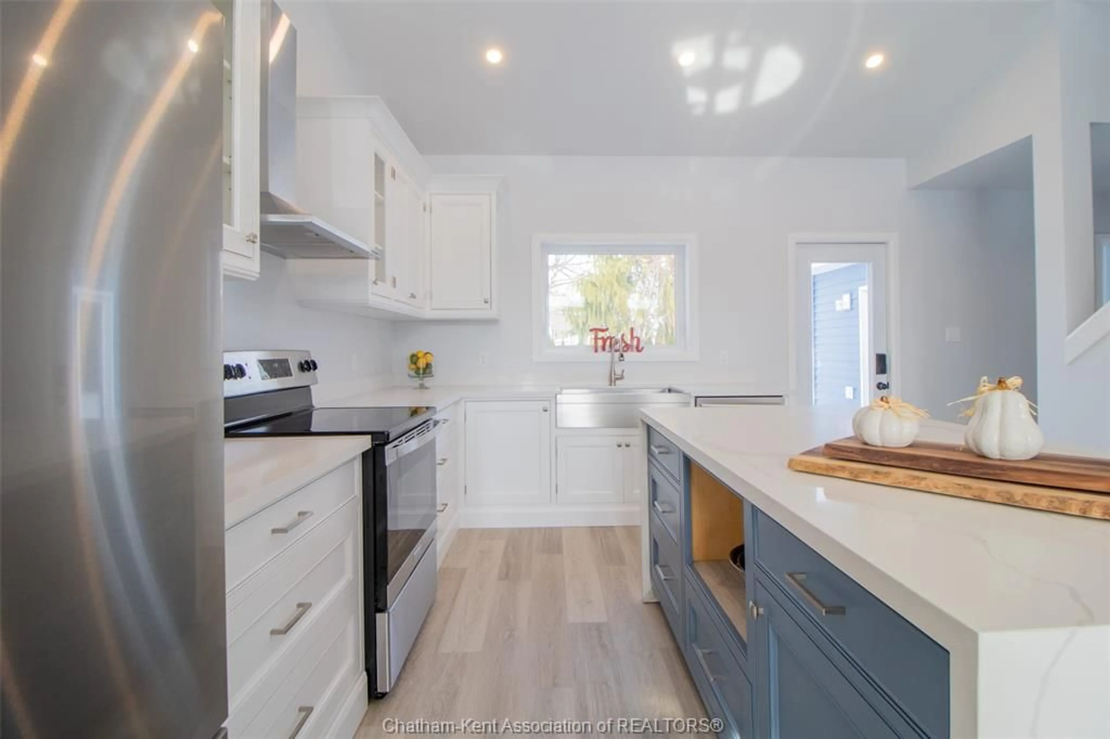 Open concept kitchen, unknown for 454 Trerice St, Dresden Ontario N0P 1M0