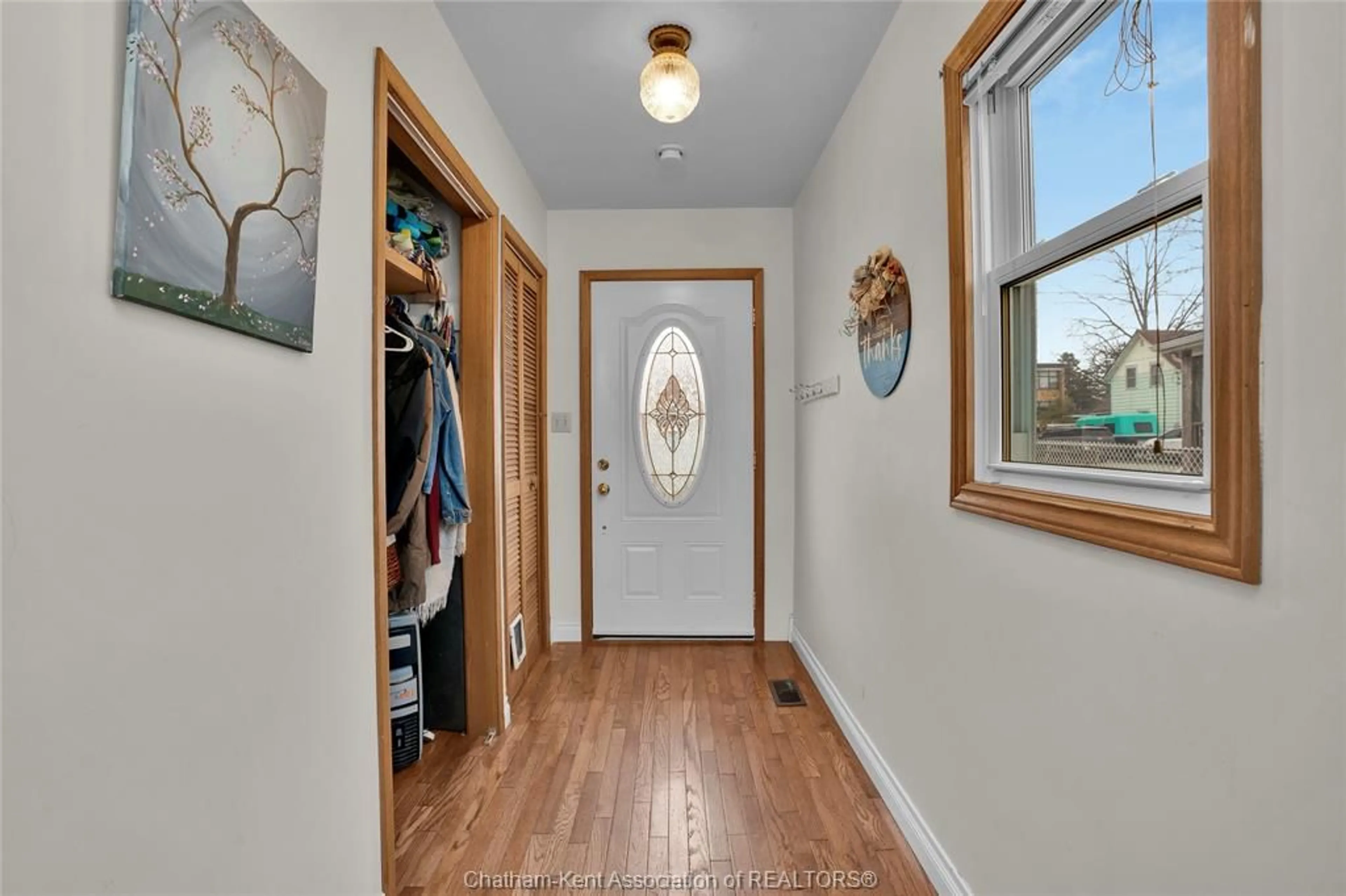 Indoor entryway for 36 Ingram St, Chatham Ontario N7L 3N5