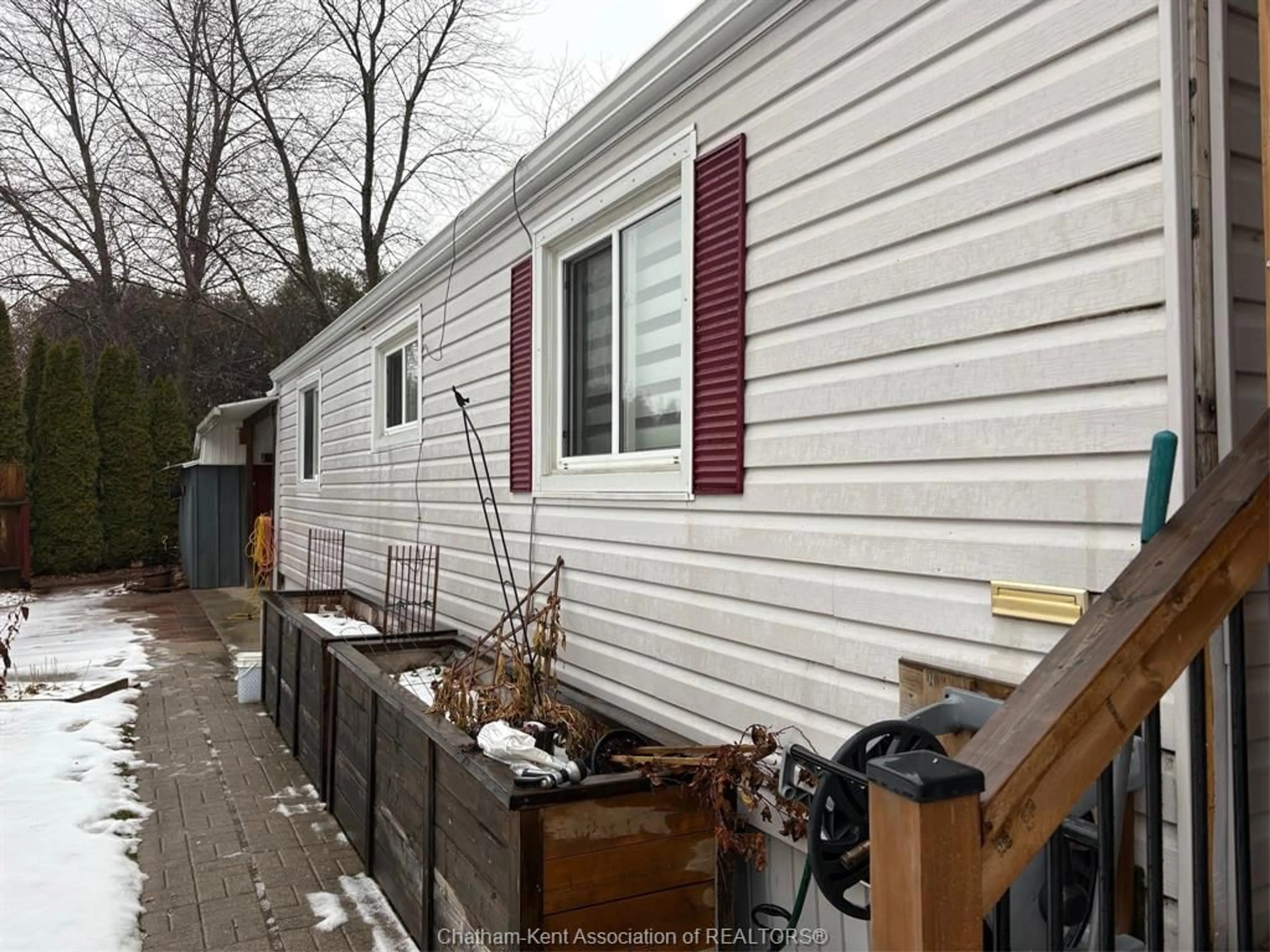 Home with vinyl exterior material, building for 22220 Charing Cross Rd, Chatham Ontario N7M 5V8